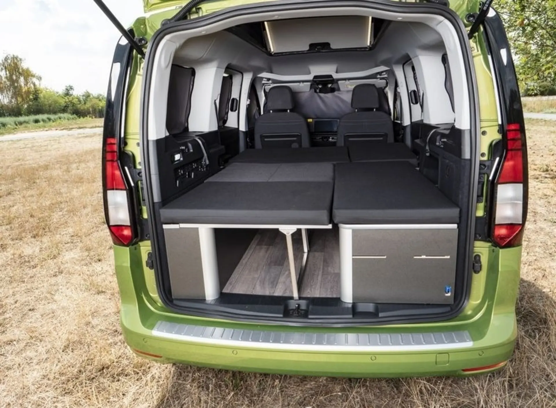 Weekender 2 - Bett mit Klappsitzbank und Möbeldekor Pearl für VW Caddy LR (ab 5/20) / Ford Connect LR (ab 2023)