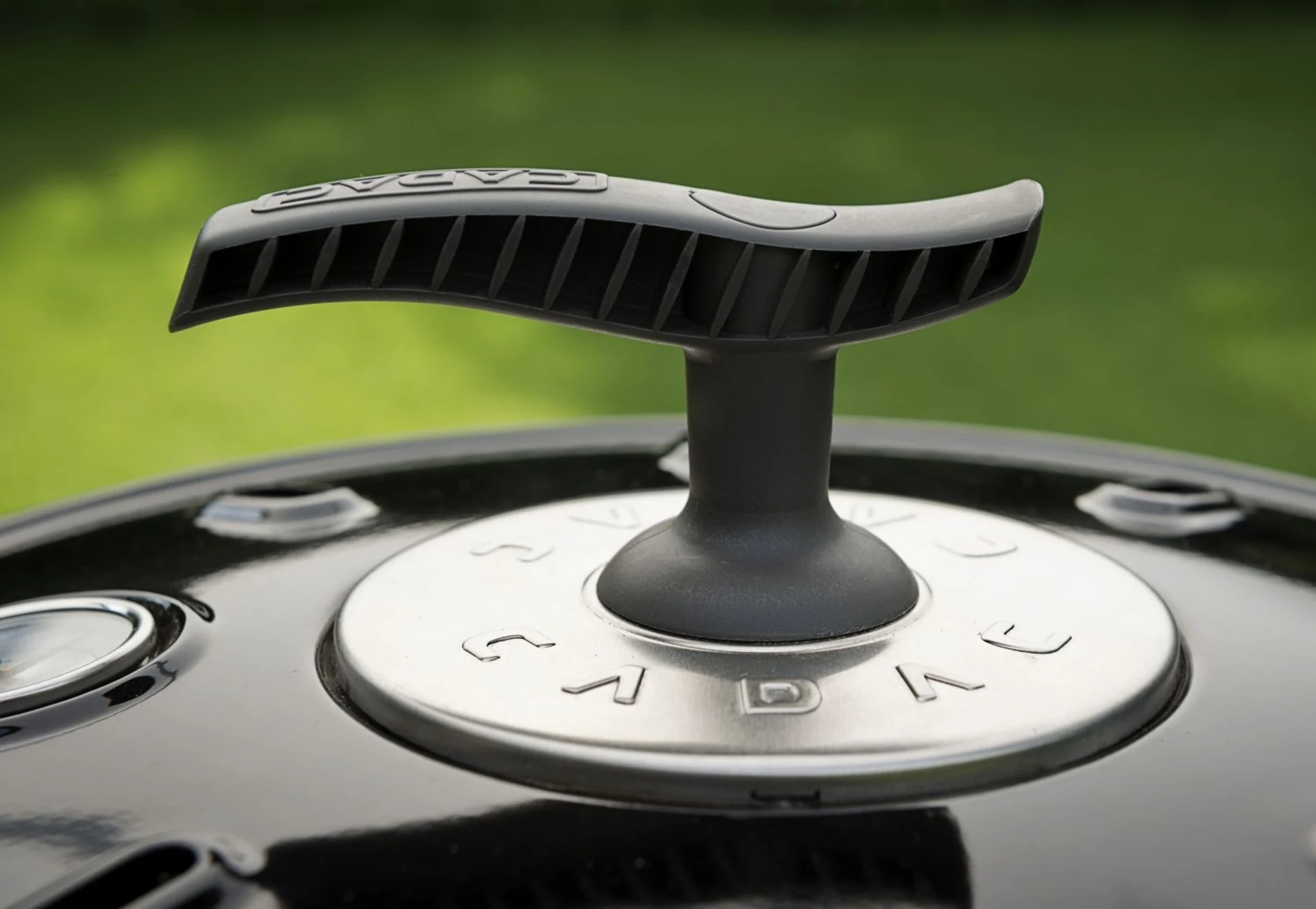 Cadac Gasgrill Carri Chef 50 mbar mit BBQ/Plancha, Topfständer und Deckel