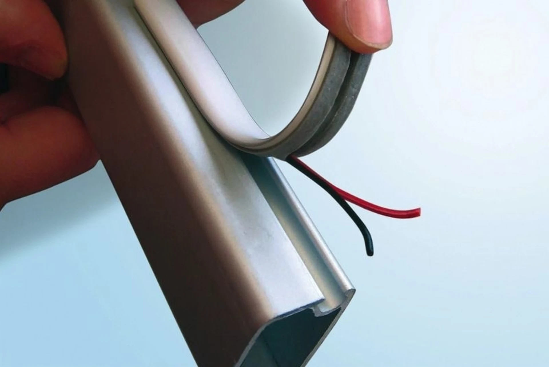 Flexibler Kabelkanal-Set aus 2 Kunststoffschienen: Kit Cables Rail