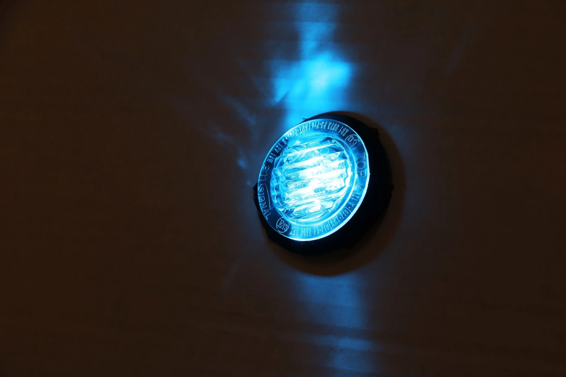 Feu à éclats LED, bleu, ECE-R65, 12/24 V