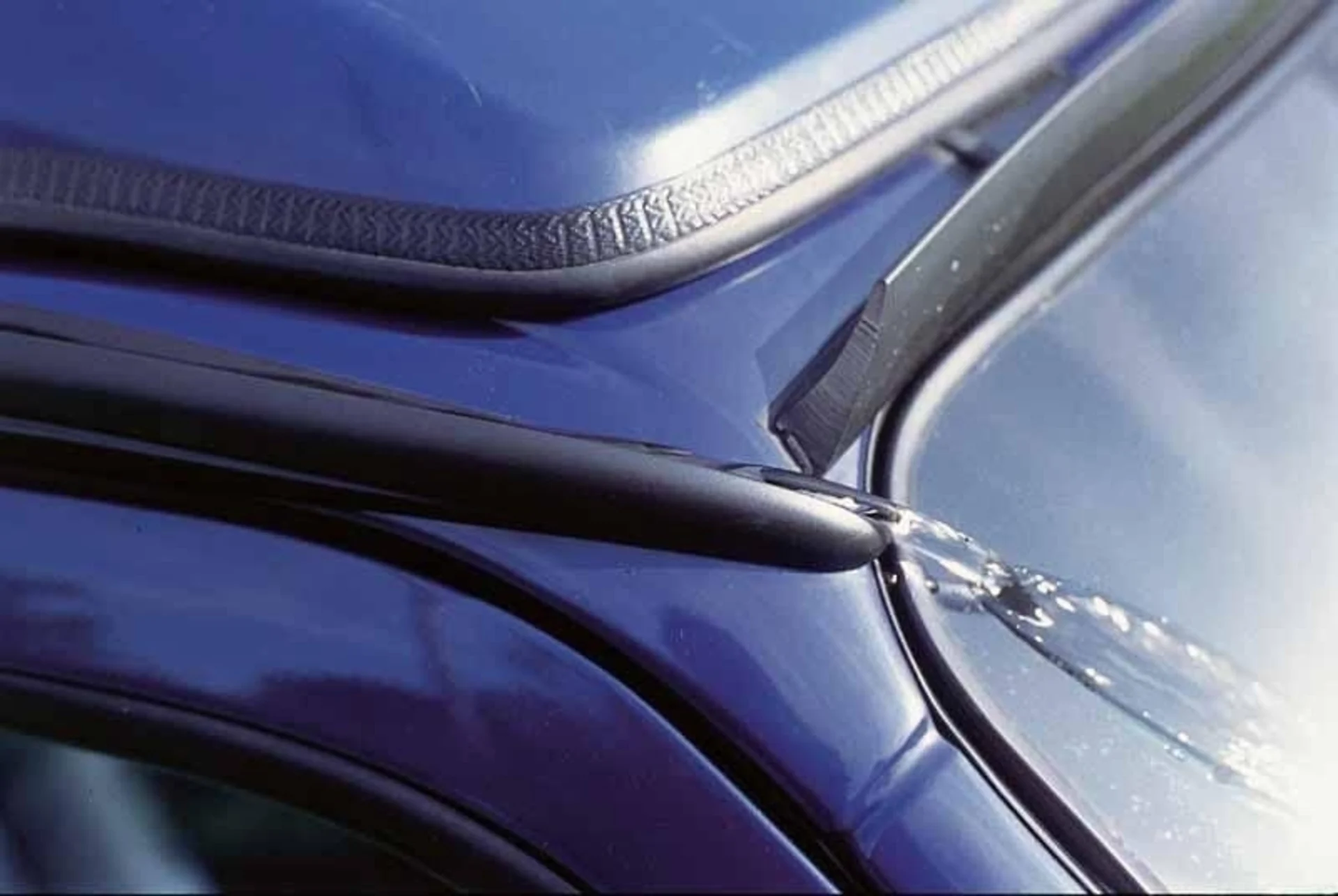 Regenrinnenprofil für VW T4 langer Radstand - Multi Rail VWT4 LR, schwarz, gebohrt, 3040mm