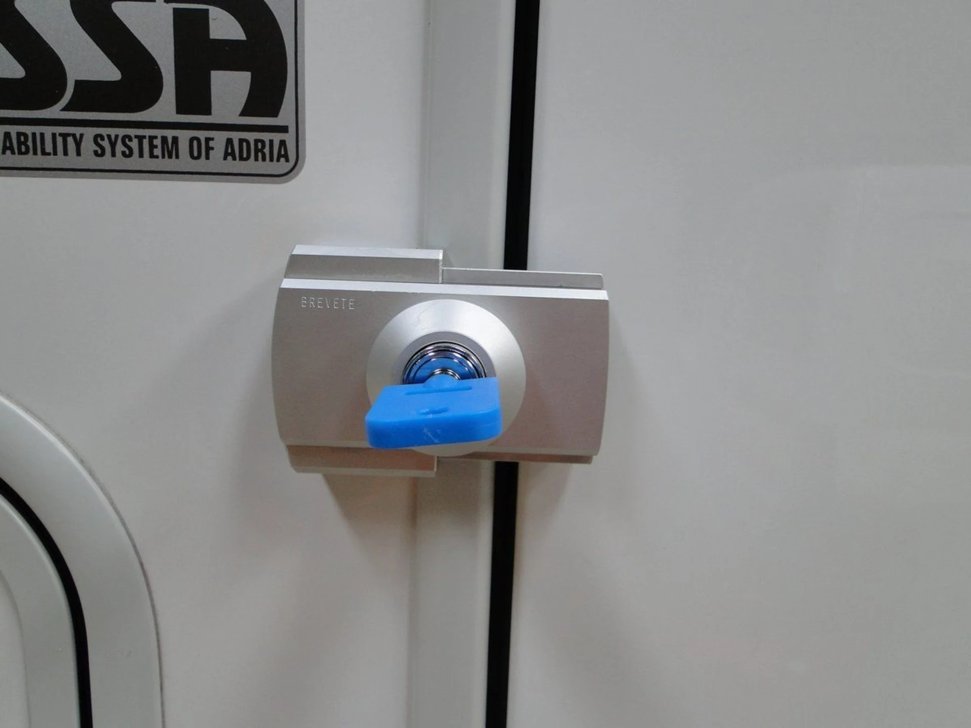 IMC-Créations serrure de porte avec commande intérieure et extérieure 1 pièce IMC-Créations serrure de porte avec commande intérieure et extérieure 1 pièce