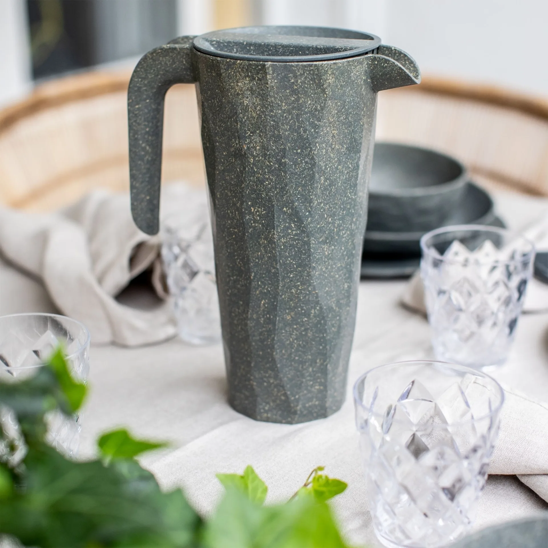 Koziol Club Pitcher Superglas Kanne mit Deckel 1,5 Liter nature ash grey