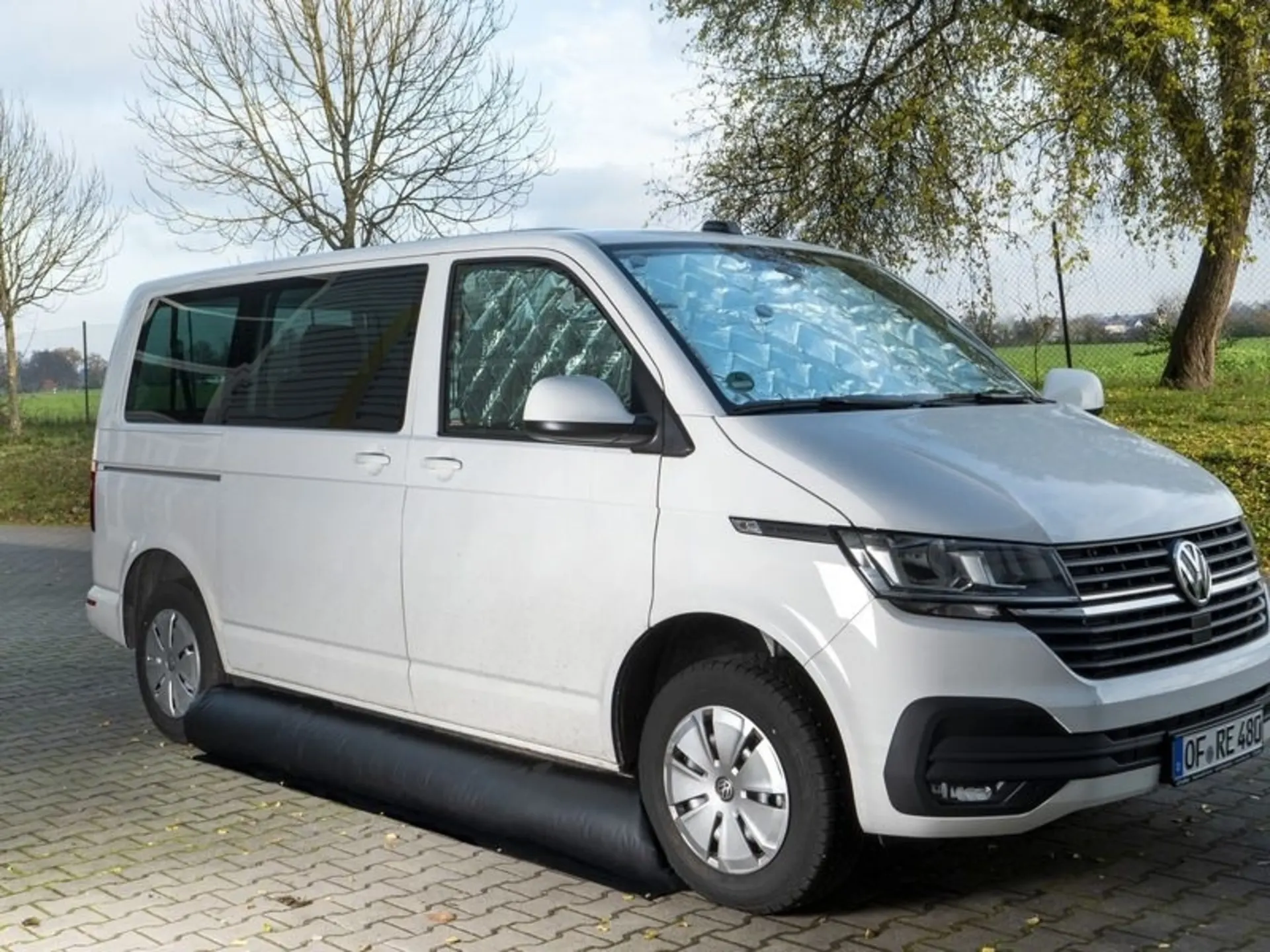Aufblasbarer Windschutz für Campingbusse - Schutz vor Zugluft beim Sitzen