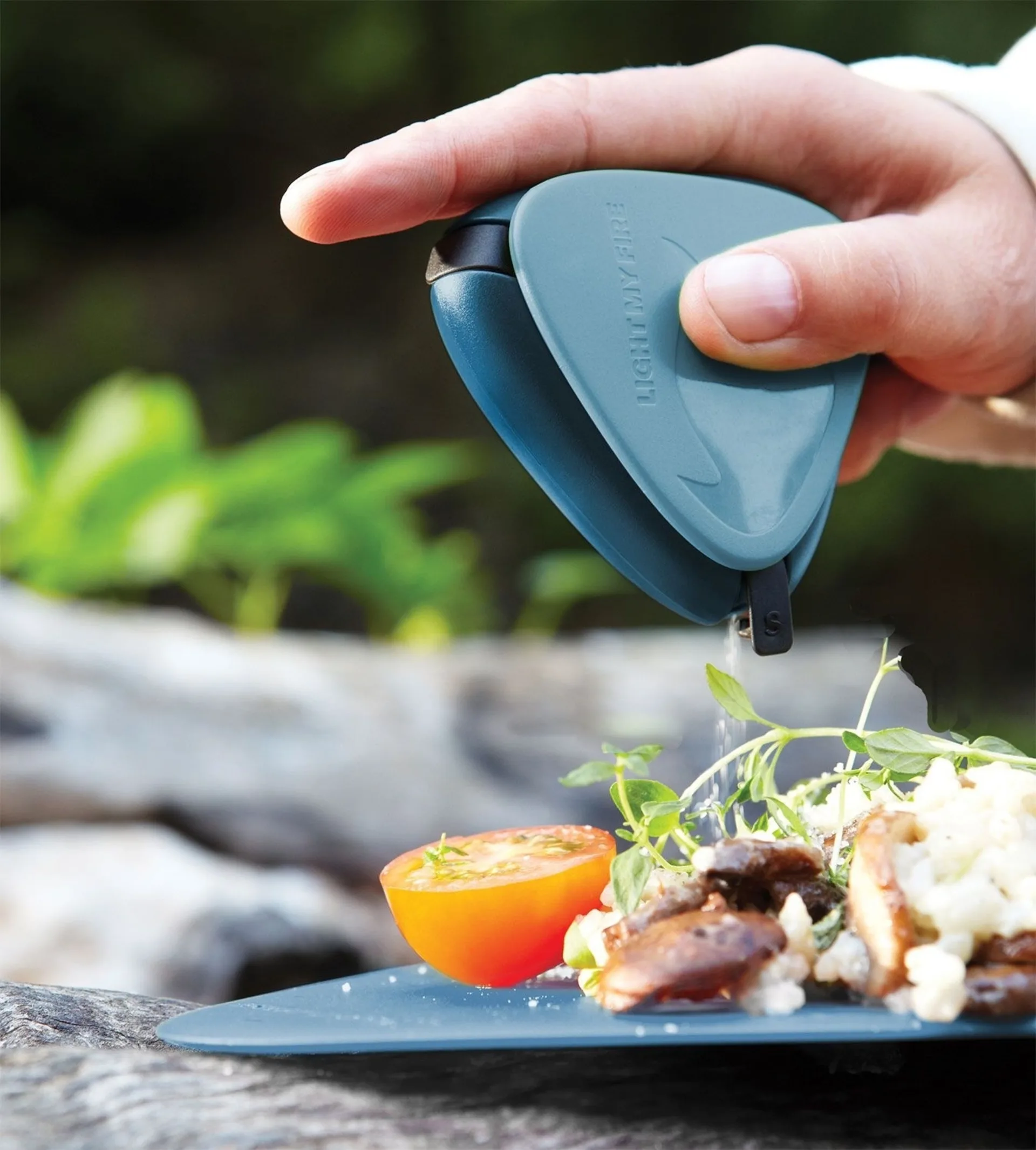LightMyFire Salt & Pepper Plus Gewürzstreuer aus Bioplastik Hazyblue