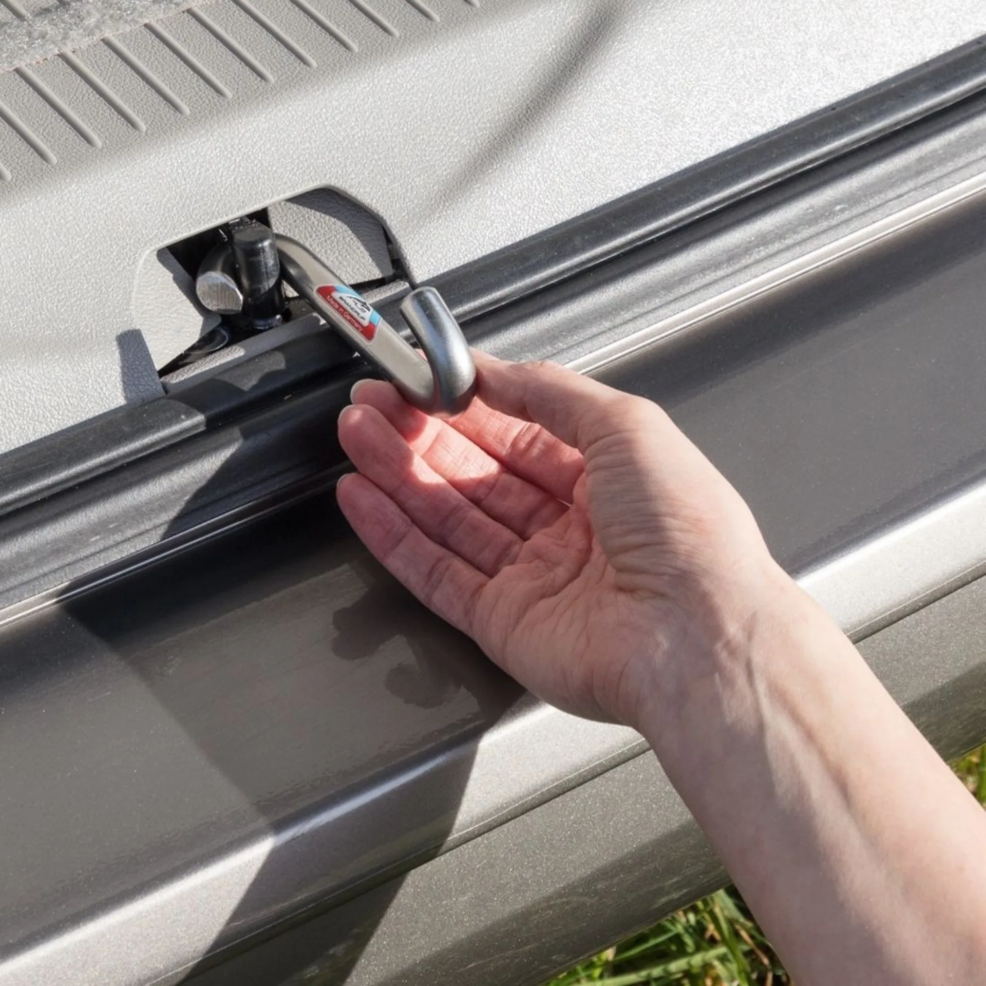 Heckklappenaussteller Air-Safe 1 für VW T4/T5/T6 mit Zuziehhilfe