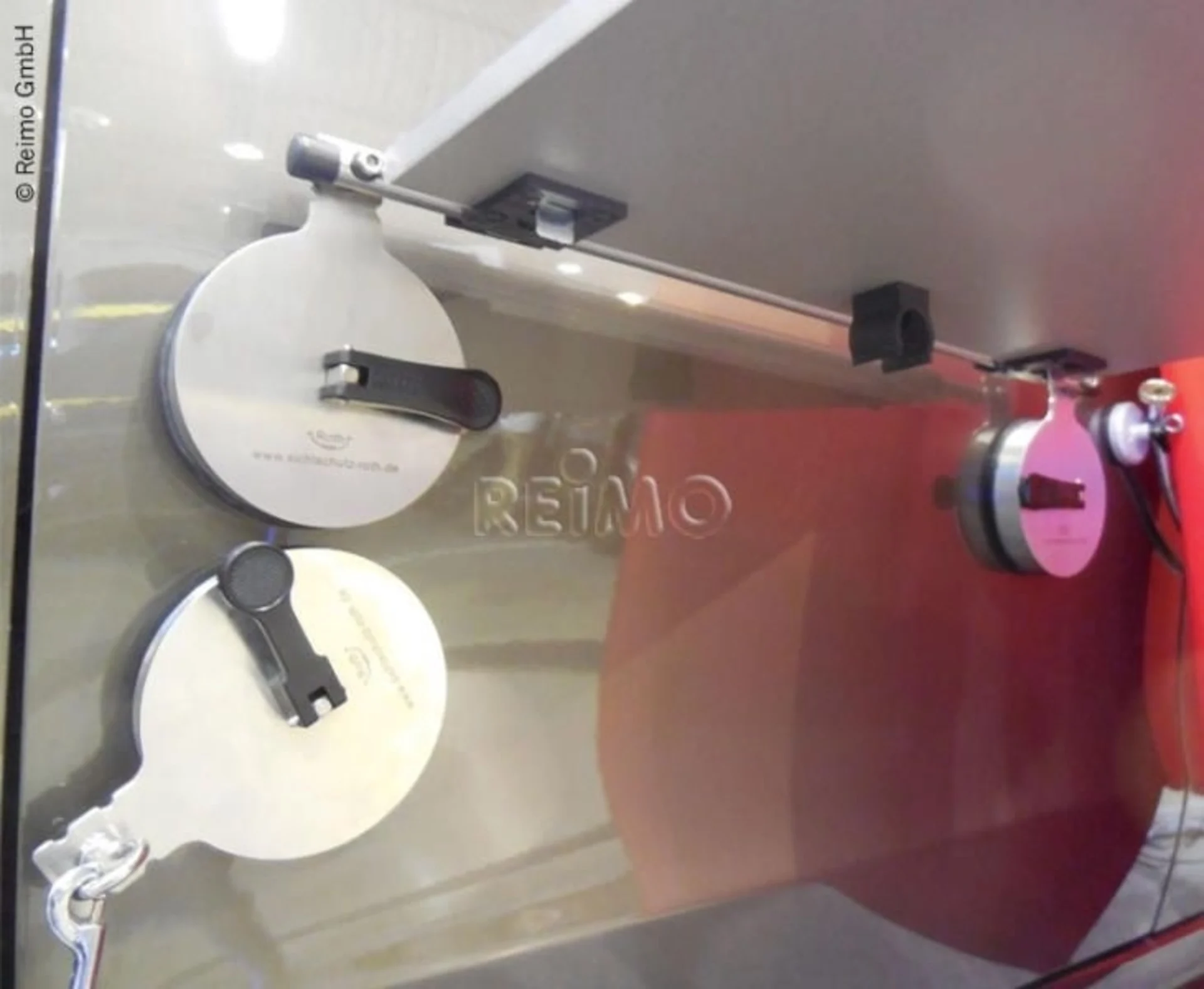 Tisch-Saughalter mit klappbaren Saugnäpfen Tisch-Saughalter mit klappbaren Saugnäpfen