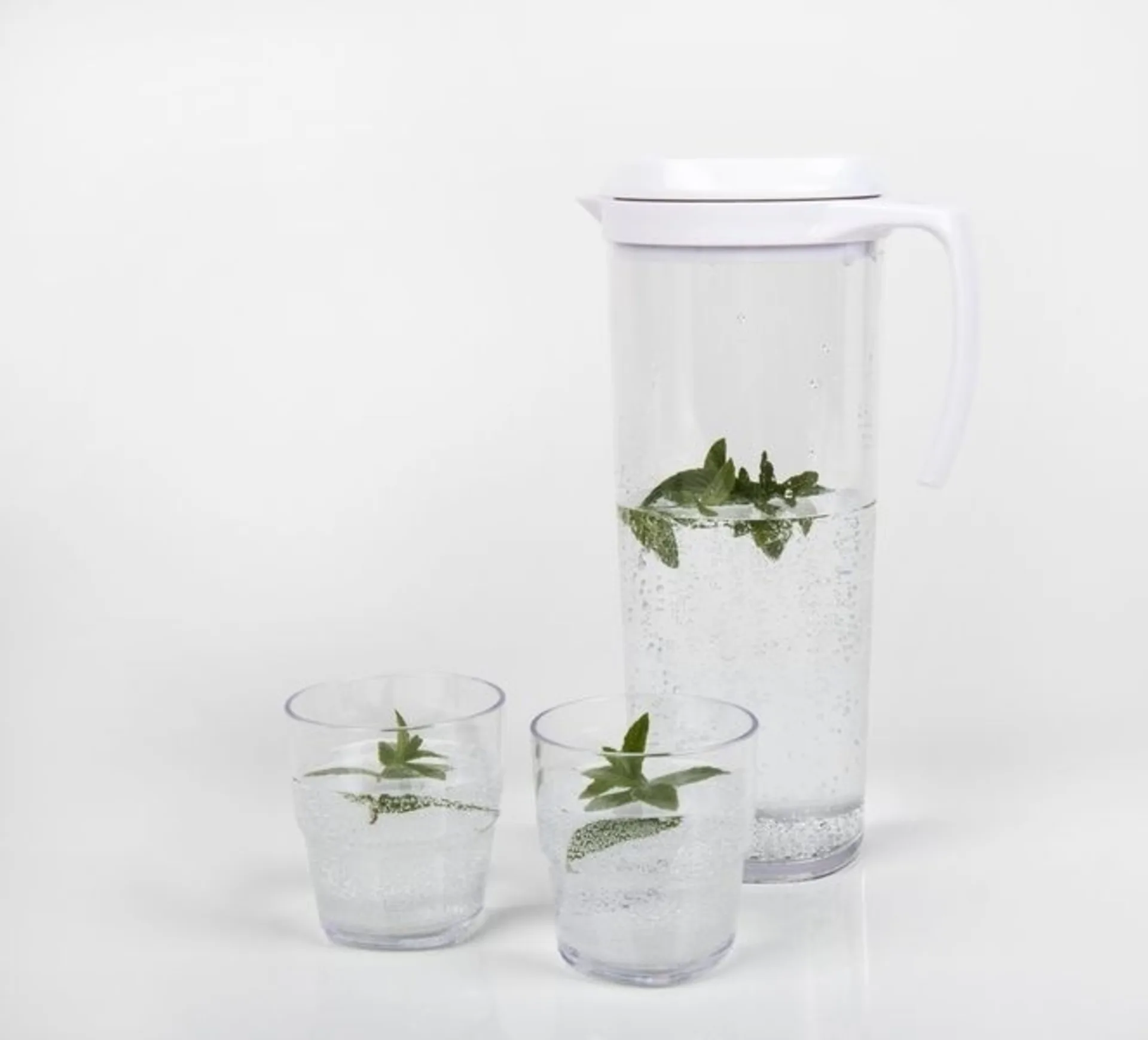 Krug mit Schraubdeckel und 4 Gläser aus SAN, 1.5 Liter Krug und 0.25l Gläser