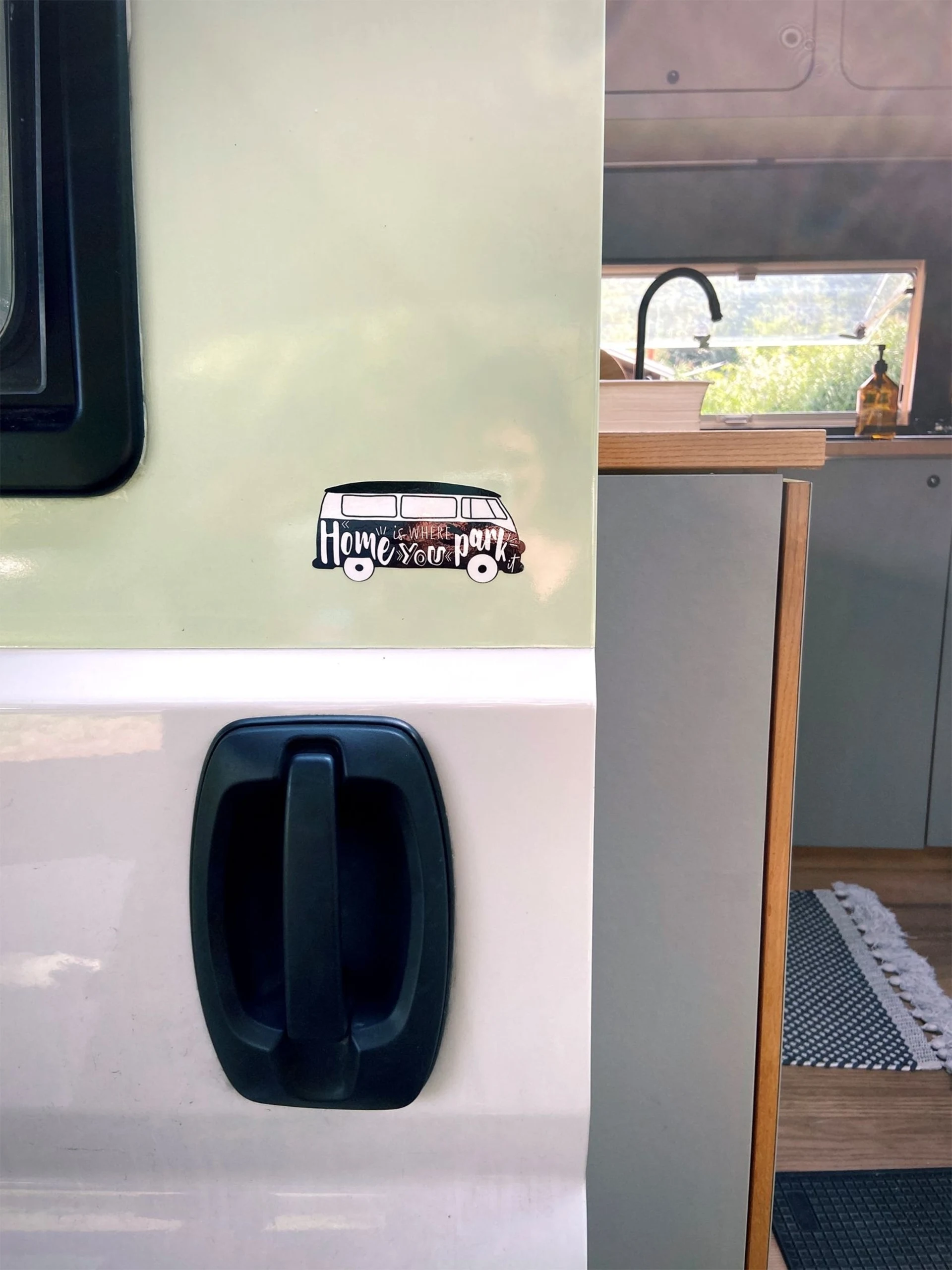 Advanture Shop « Home is where you park it » Autocollant pour voiture 11 x 5,3 cm