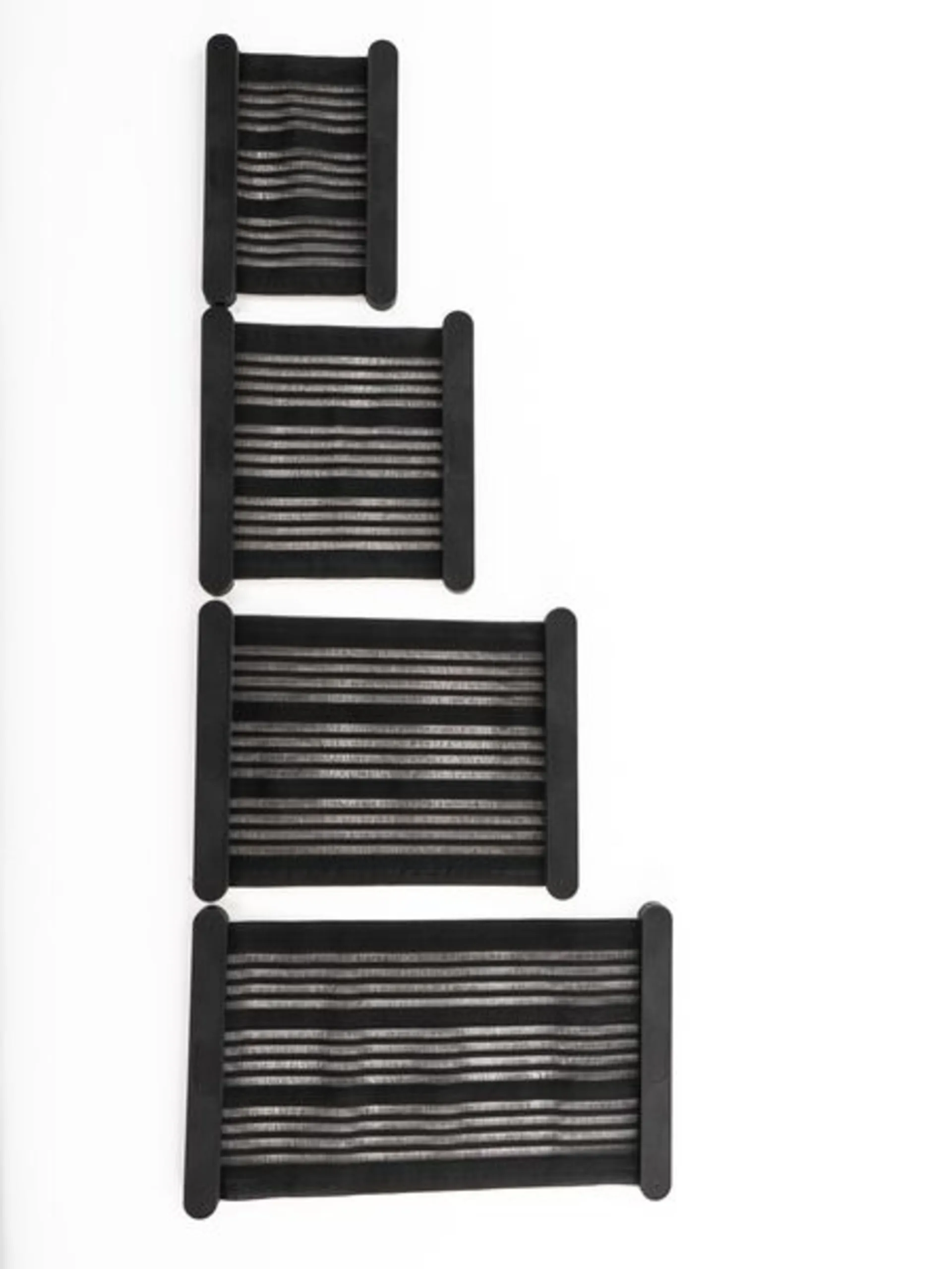 Filet de rangement noir avec un espace de rangement de 27 cm