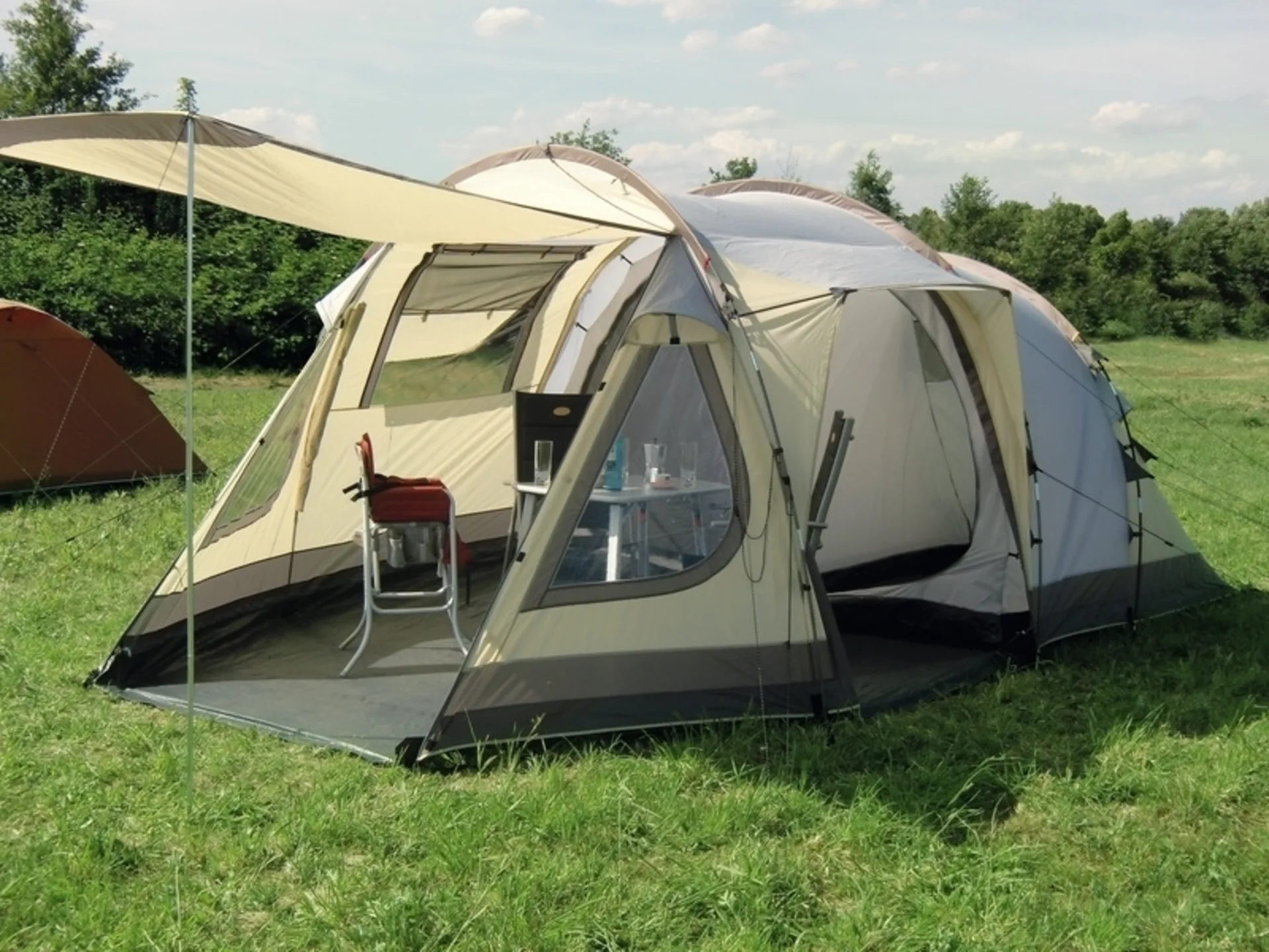 Tente familiale pour 4 personnes avec 2 cabines de couchage et un espace de vie confortable Tente familiale pour 4 personnes avec 2 cabines de couchage et un espace de vie confortable