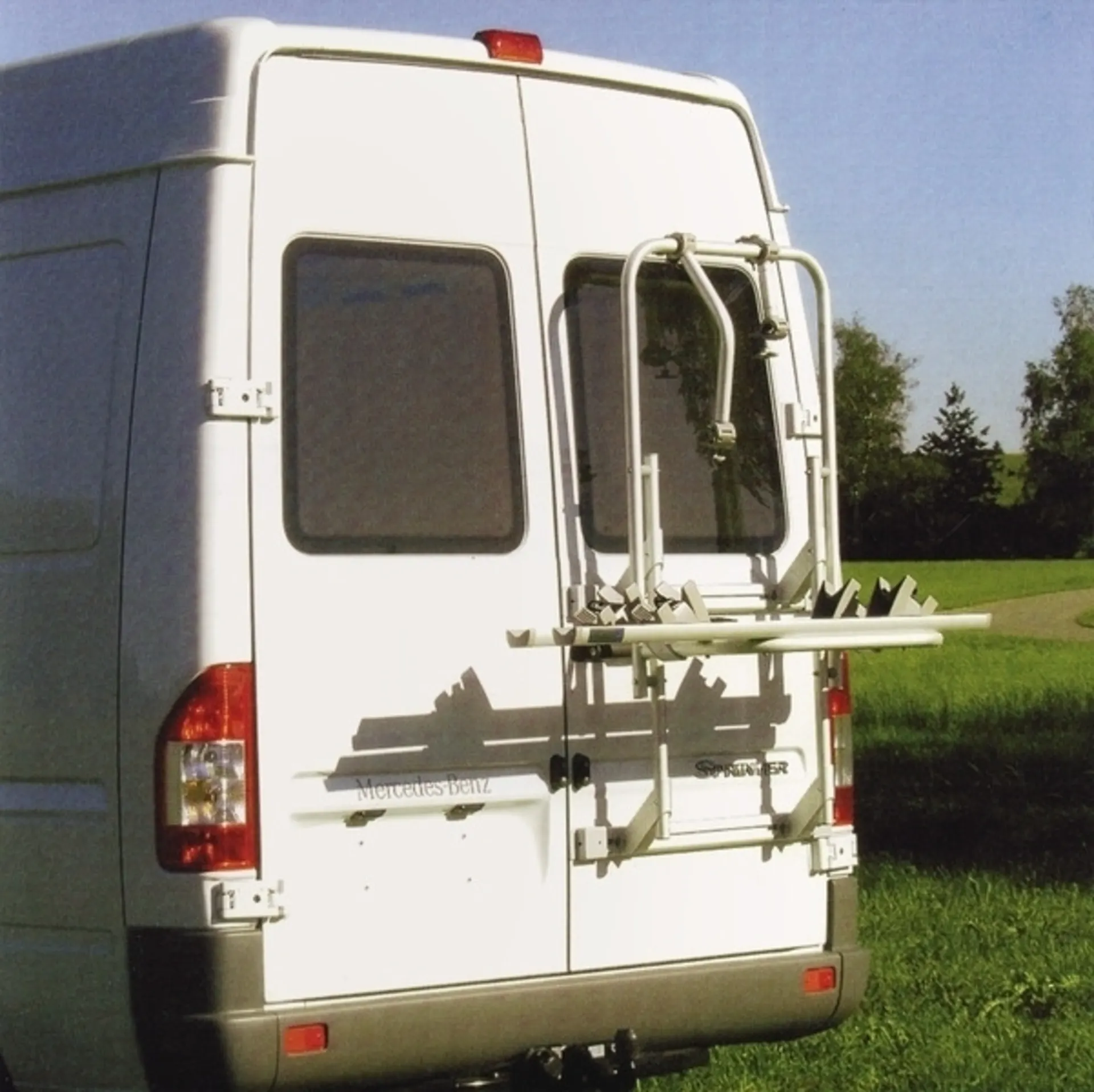 Porte-vélos arrière en aluminium pour 2 roues sur Ducato/Sprinter/Boxer/Jumper 94-06 avec portes arrière en deux parties Porte-vélos arrière en aluminium pour 2 roues sur Ducato/Sprinter/Boxer/Jumper 94-06 avec portes arrière en deux parties