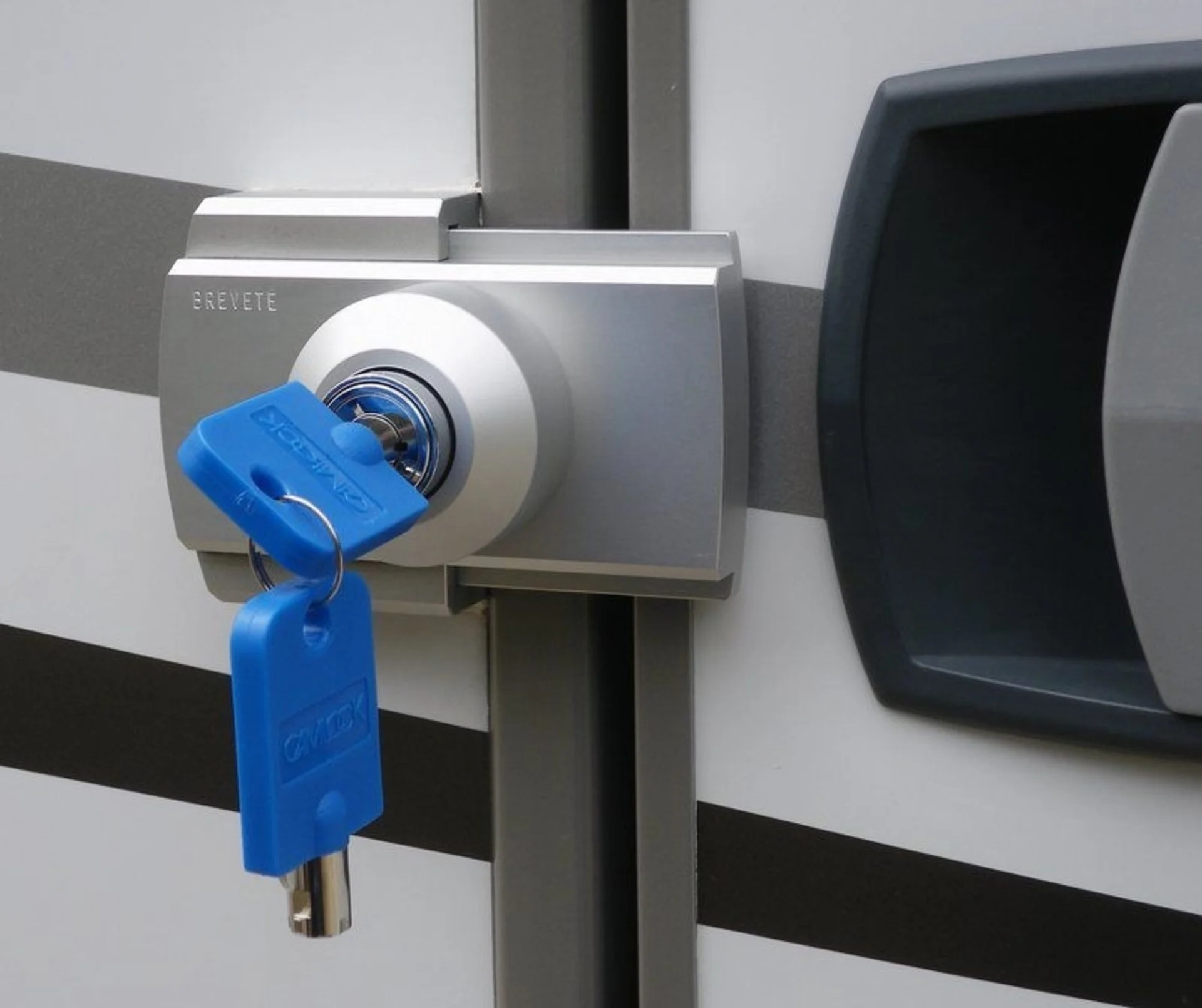 IMC-Créations serrure de porte avec commande intérieure et extérieure 1 pièce IMC-Créations serrure de porte avec commande intérieure et extérieure 1 pièce