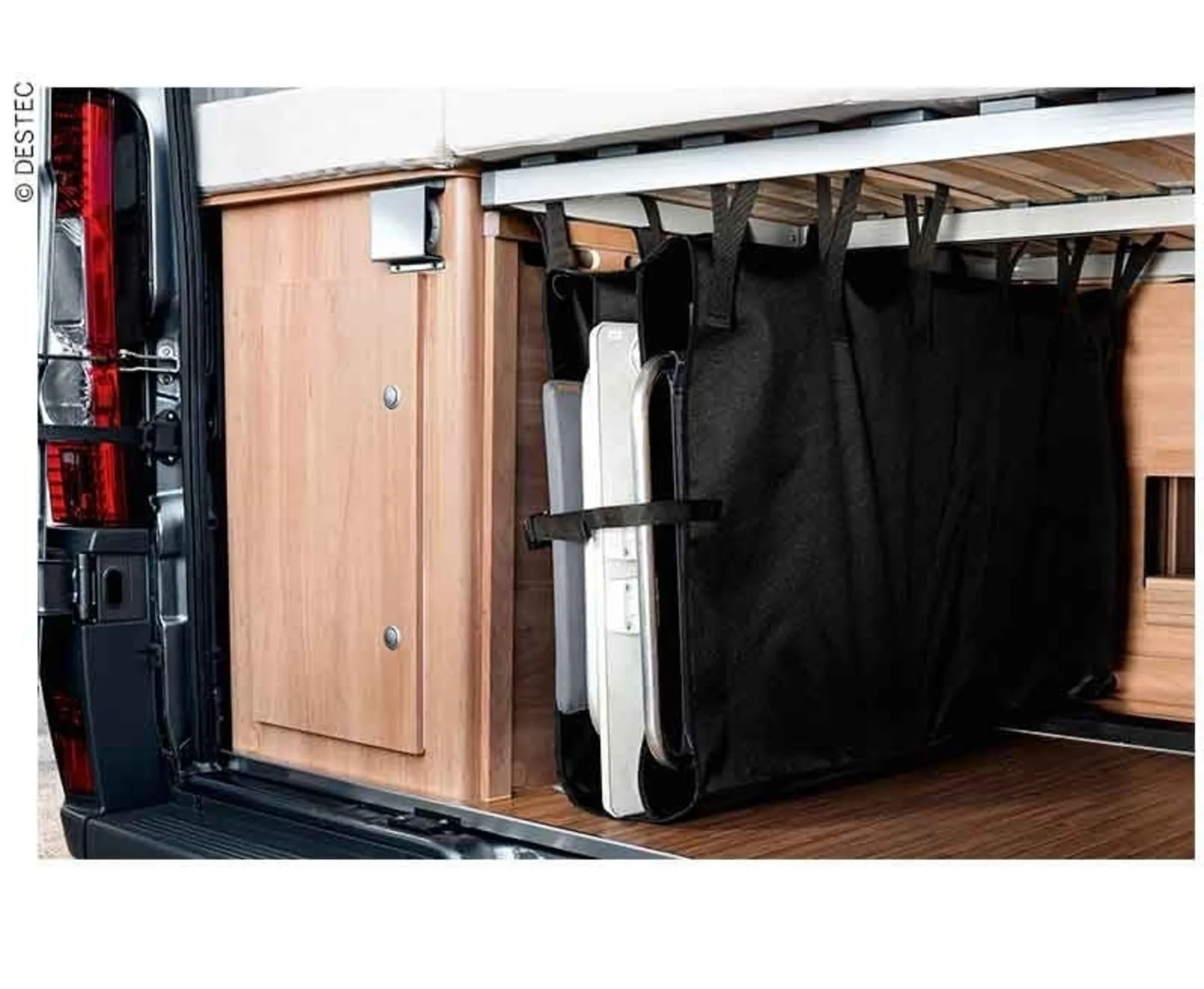 Le coffre à poussière sous le lit - une aide au rangement pour le camping-car