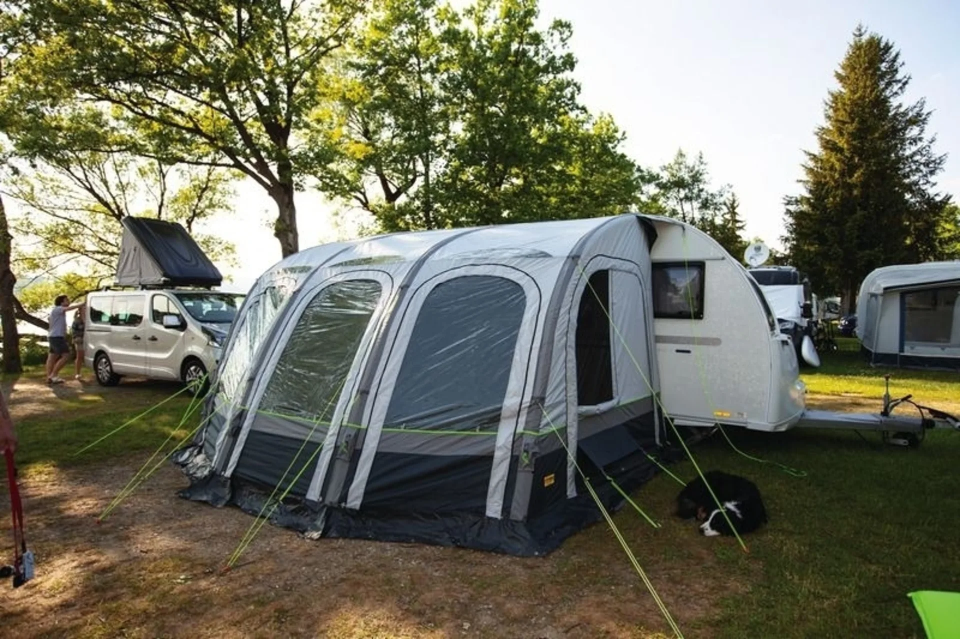 Wohnwagen-Luftvorzelt Marina Air 4.9 mit Luftkammer-System