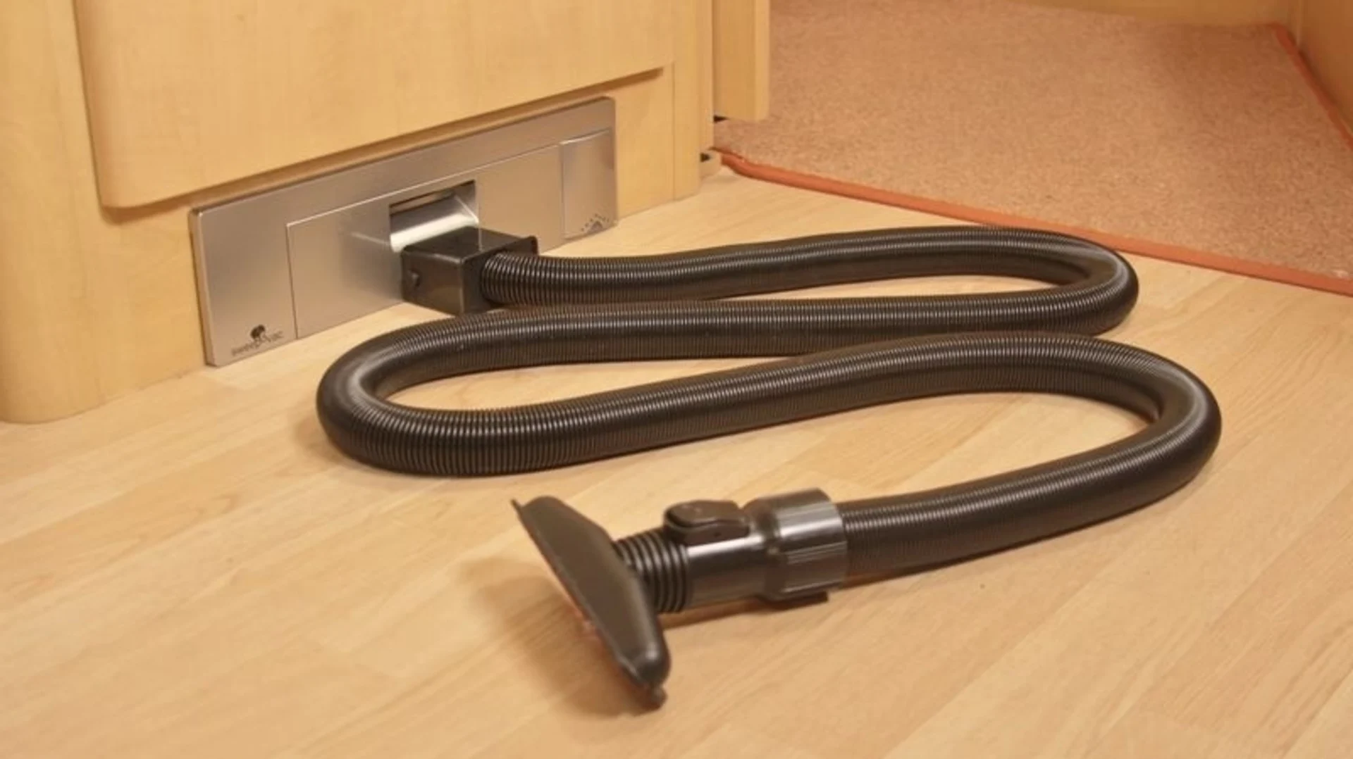 Einbau-Staubsauger mit ausziehbarem Schlauch - 650W