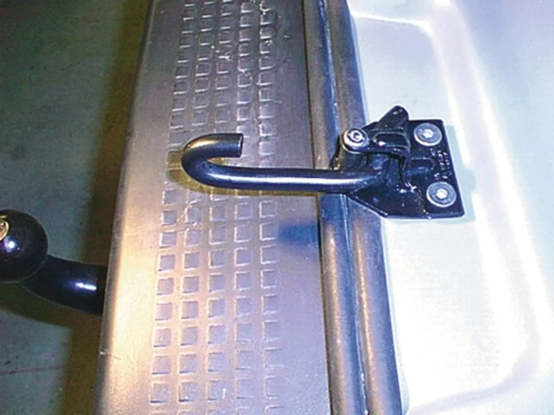 Présentoir de hayon Airlock pour VW T4 - une ventilation sûre et une utilisation facile