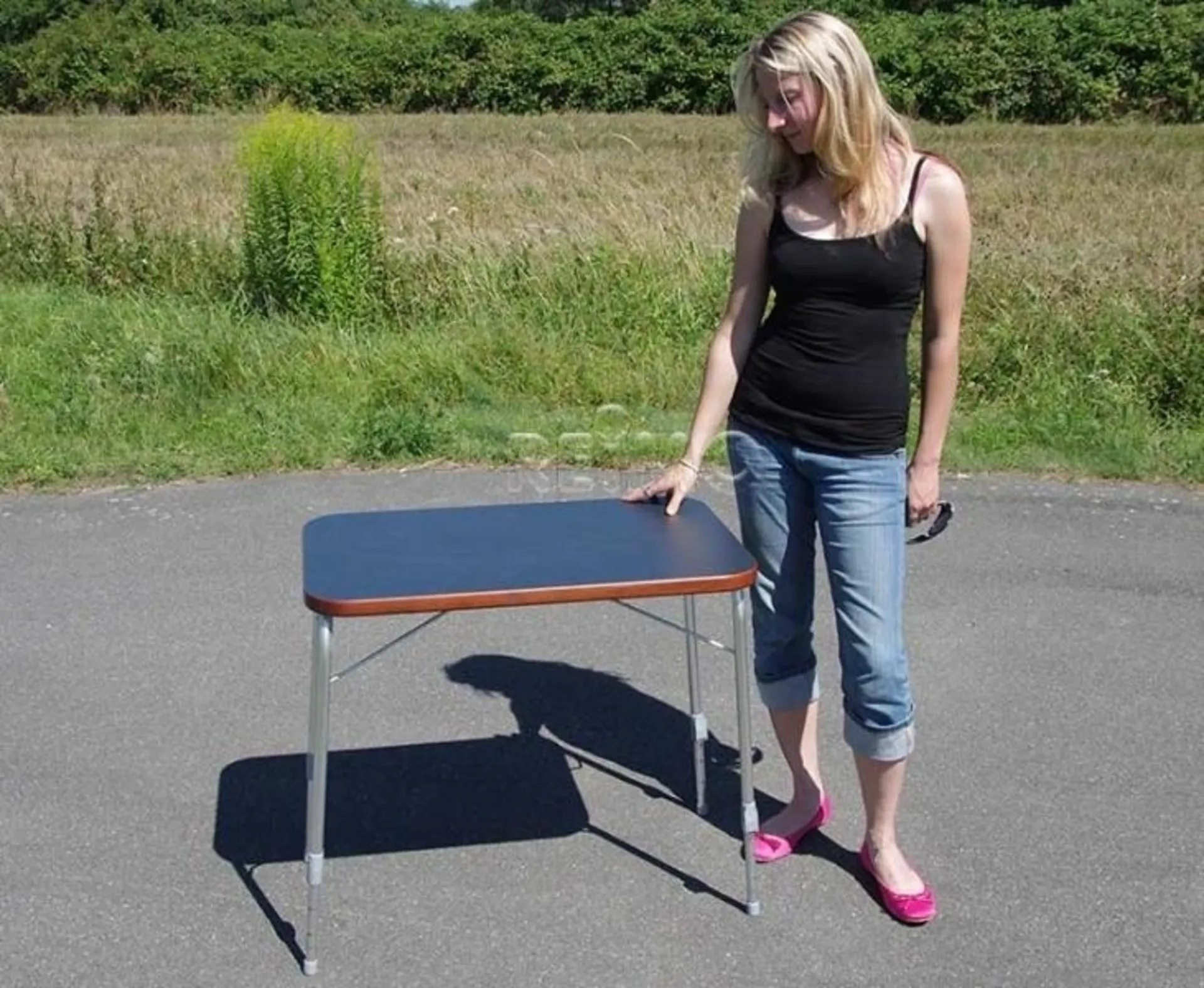 Installation de table avec piétement de table pivotant pour Mercedes Vito long et plateau de table avec bord argenté Installation de table avec piétement de table pivotant pour Mercedes Vito long et plateau de table avec bord argenté