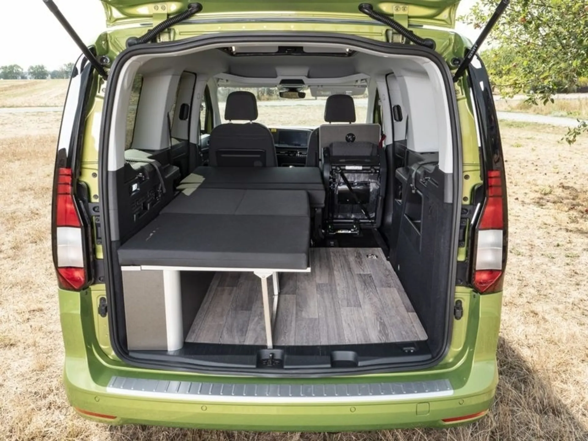 Weekender 2 - Bett mit Klappsitzbank und Möbeldekor Pearl für VW Caddy LR (ab 5/20) / Ford Connect LR (ab 2023)
