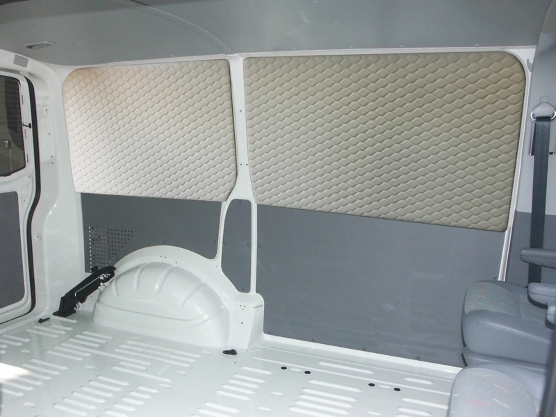 Habillage intérieur matelassé pour les bus VW T5/T6 sans fenêtre - panneau de porte coulissante avec velcro Habillage intérieur matelassé pour les bus VW T5/T6 sans fenêtre - panneau de porte coulissante avec velcro