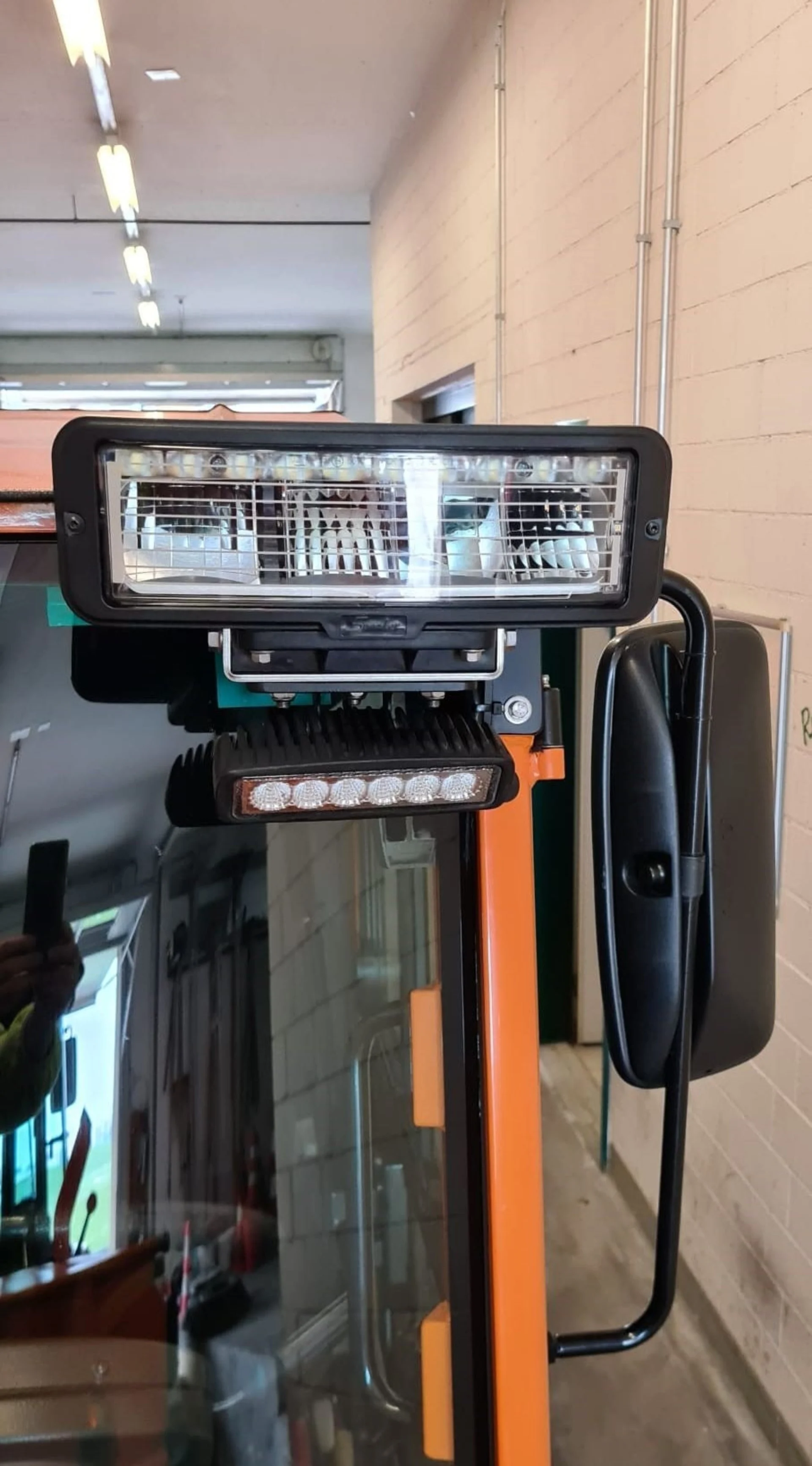 JW Speaker beheizbarer Hauptscheinwerfer links 24V, E-geprüft, inkl. Tagfahrlicht & Blinker JW Speaker beheizbarer Hauptscheinwerfer links 24V, E-geprüft, inkl. Tagfahrlicht & Blinker