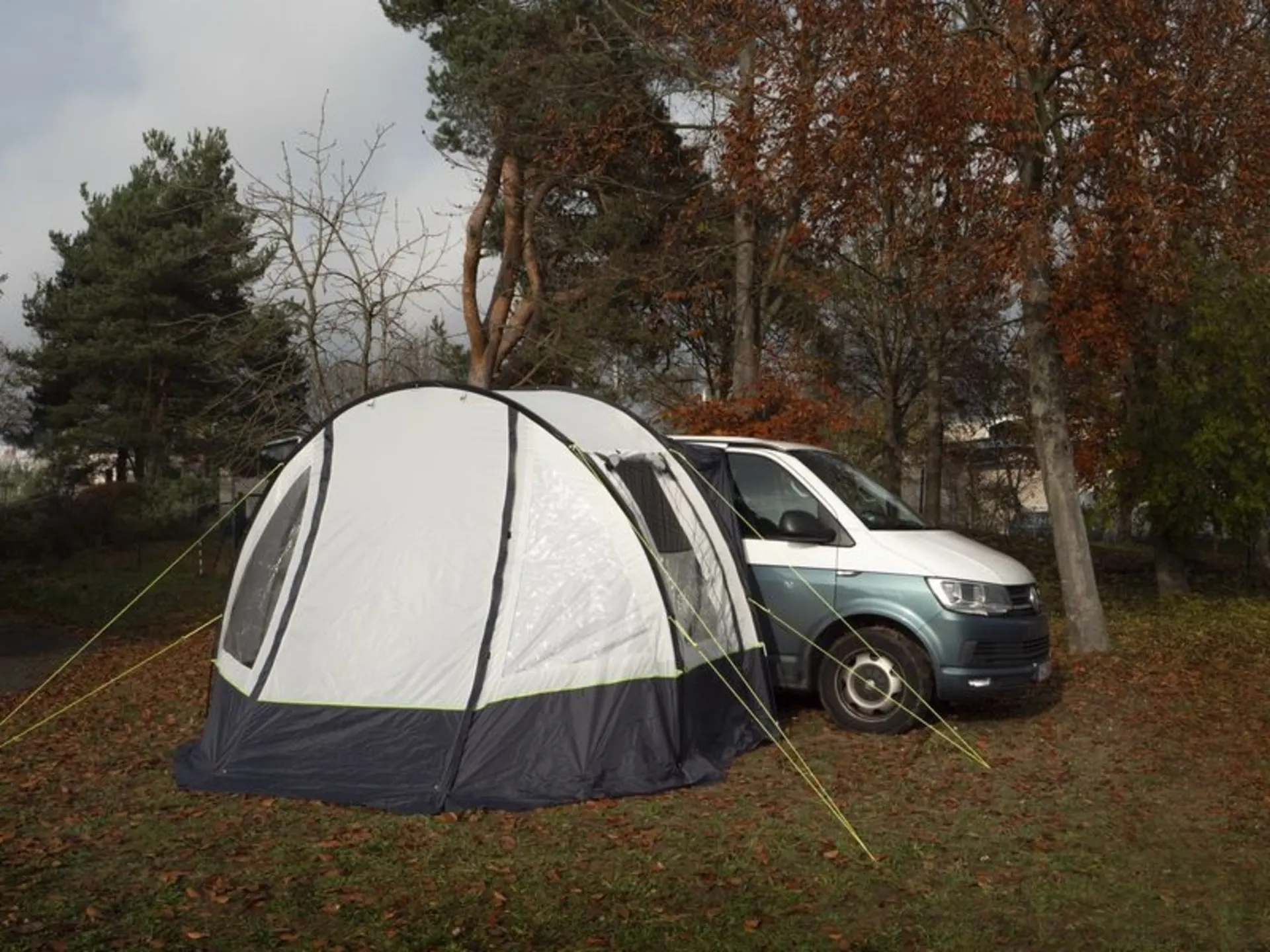 Busvorzelt Tour Easy Young 2 mit Anbauhöhe von 180-220cm