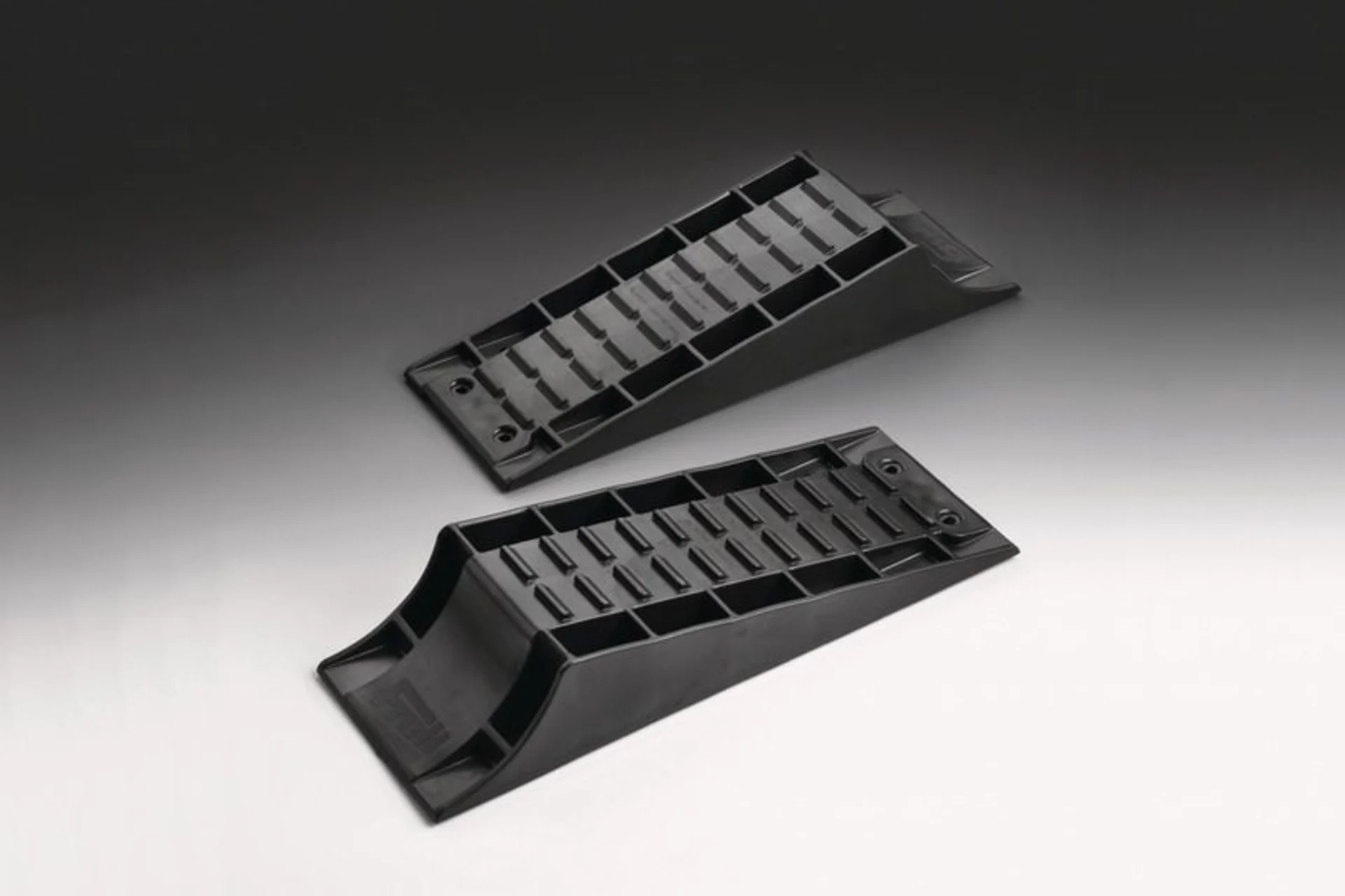 Schwarzer Standard-Ausgleichskeil mit 4t Tragkraft pro Achse