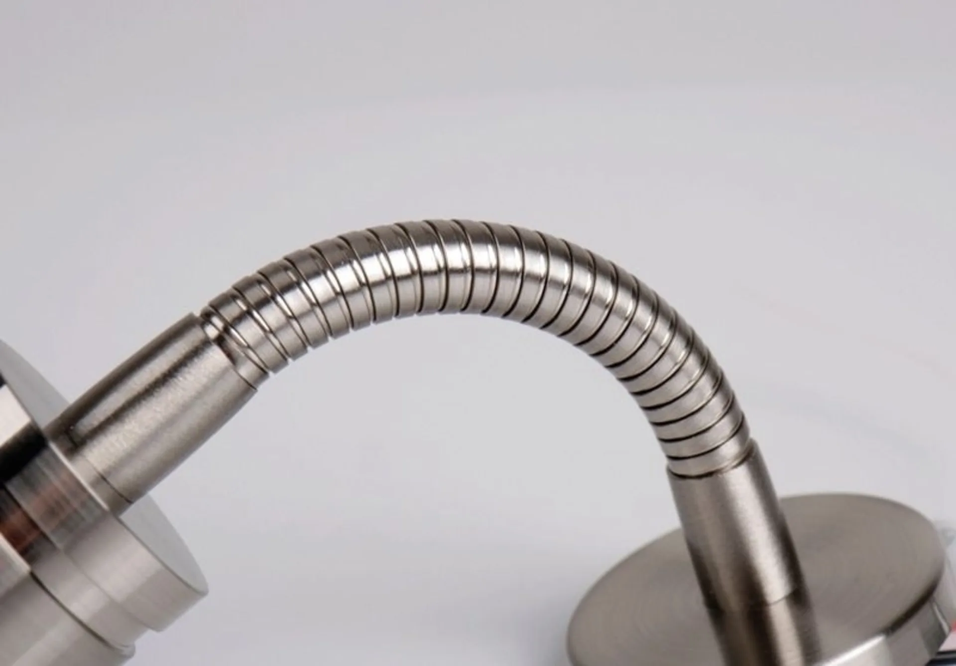 Carbest 12V Leseleuchte aus gebürstetem Nickel mit innovativem Ein/Aus-Schalter - 300.5 mm