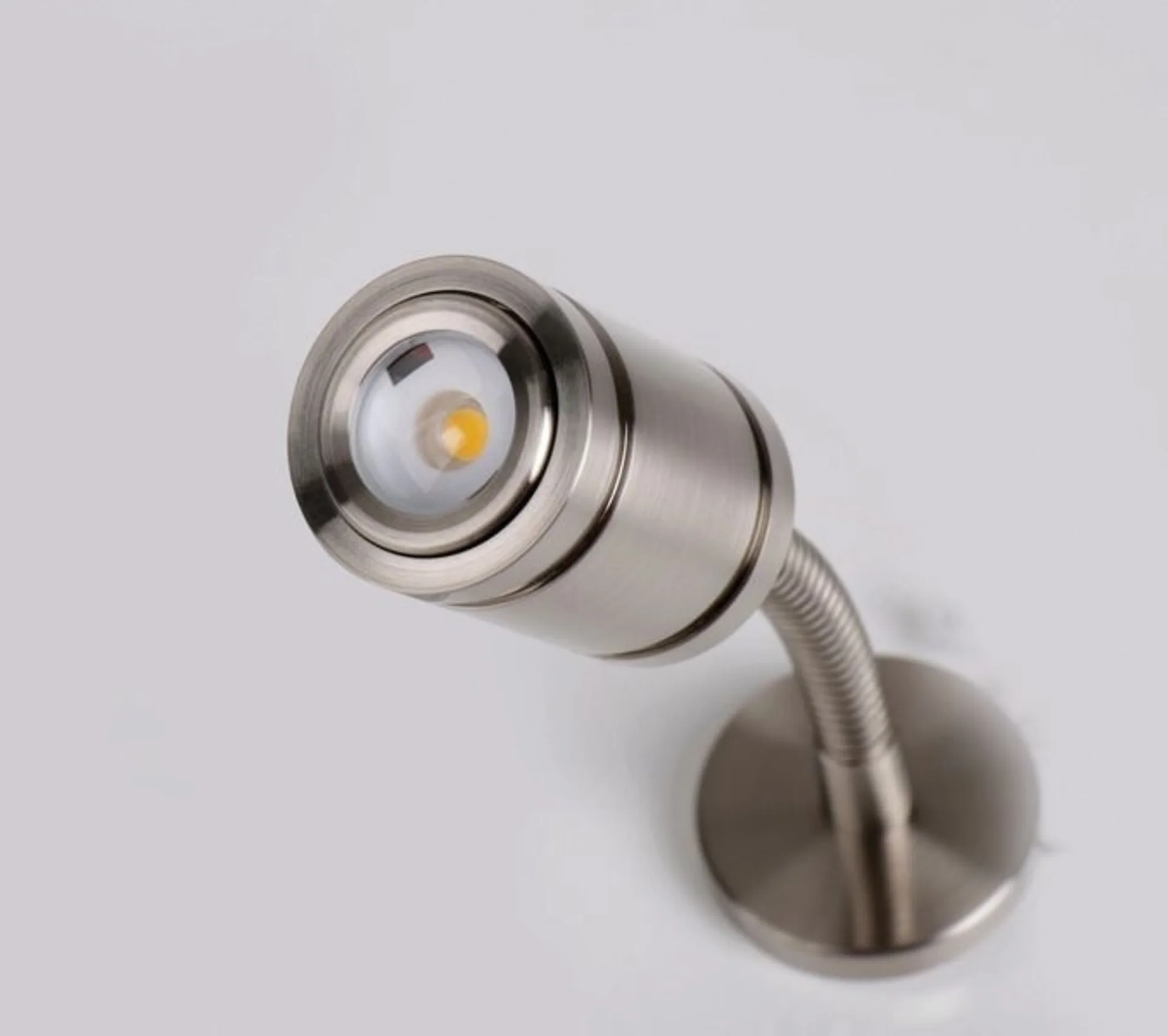 Carbest 12V Leseleuchte aus gebürstetem Nickel mit innovativem Ein/Aus-Schalter - 300.5 mm