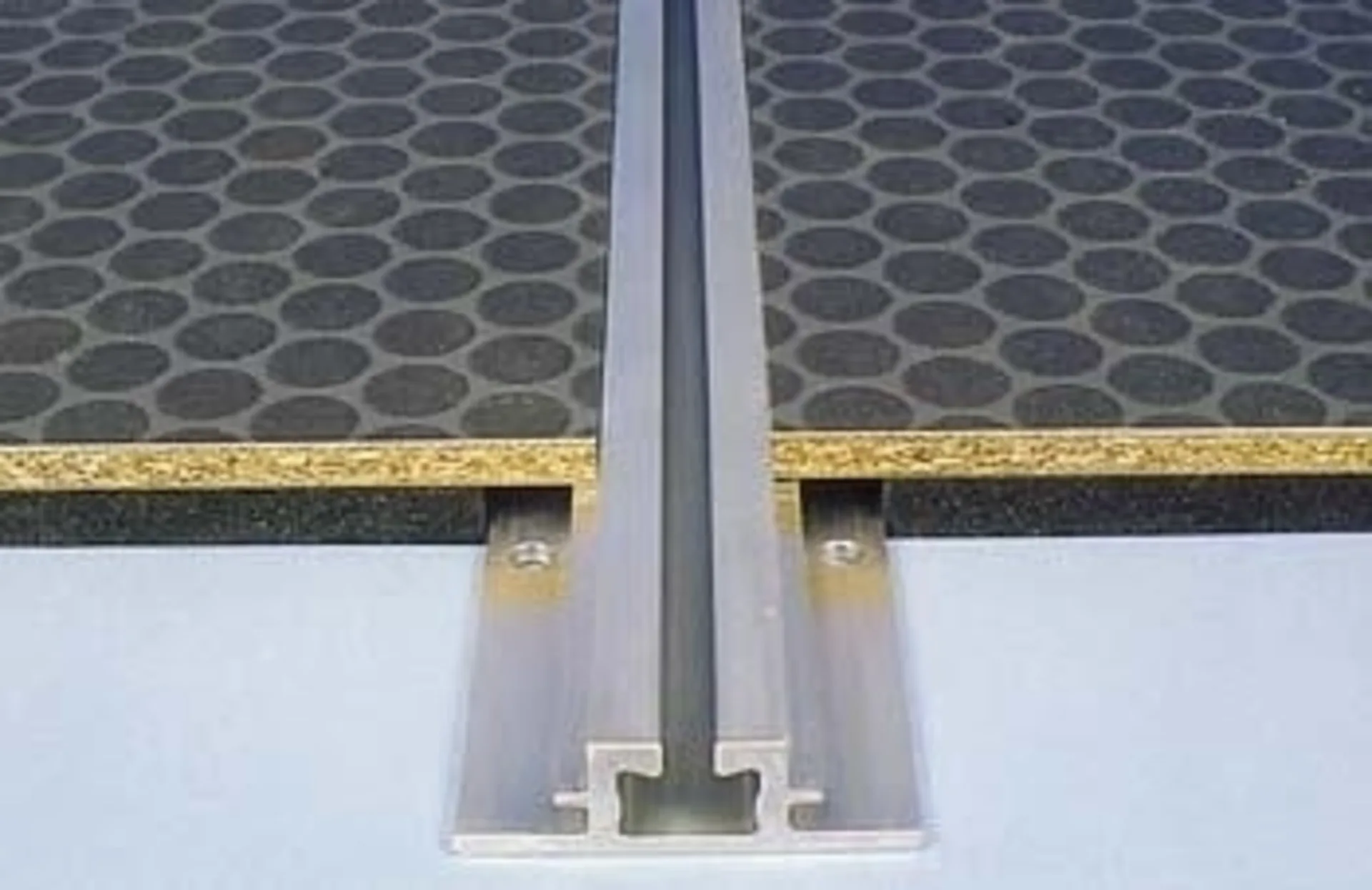 Glissières anodisées, non traitées, longueur environ 3285 mm Glissières anodisées, non traitées, longueur environ 3285 mm