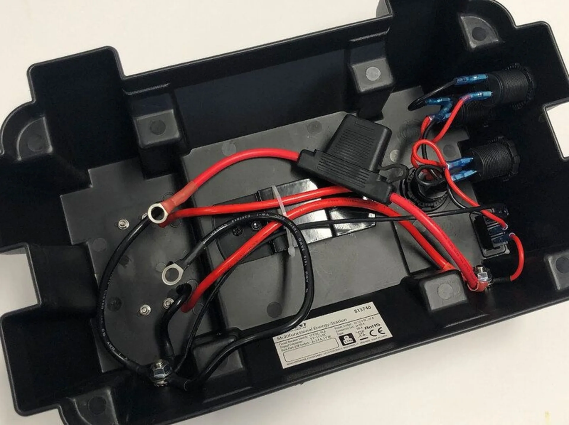 Carbest Batteriebox Energy-Station mit Aussenklemmen und Multifunktionsanschlüssen