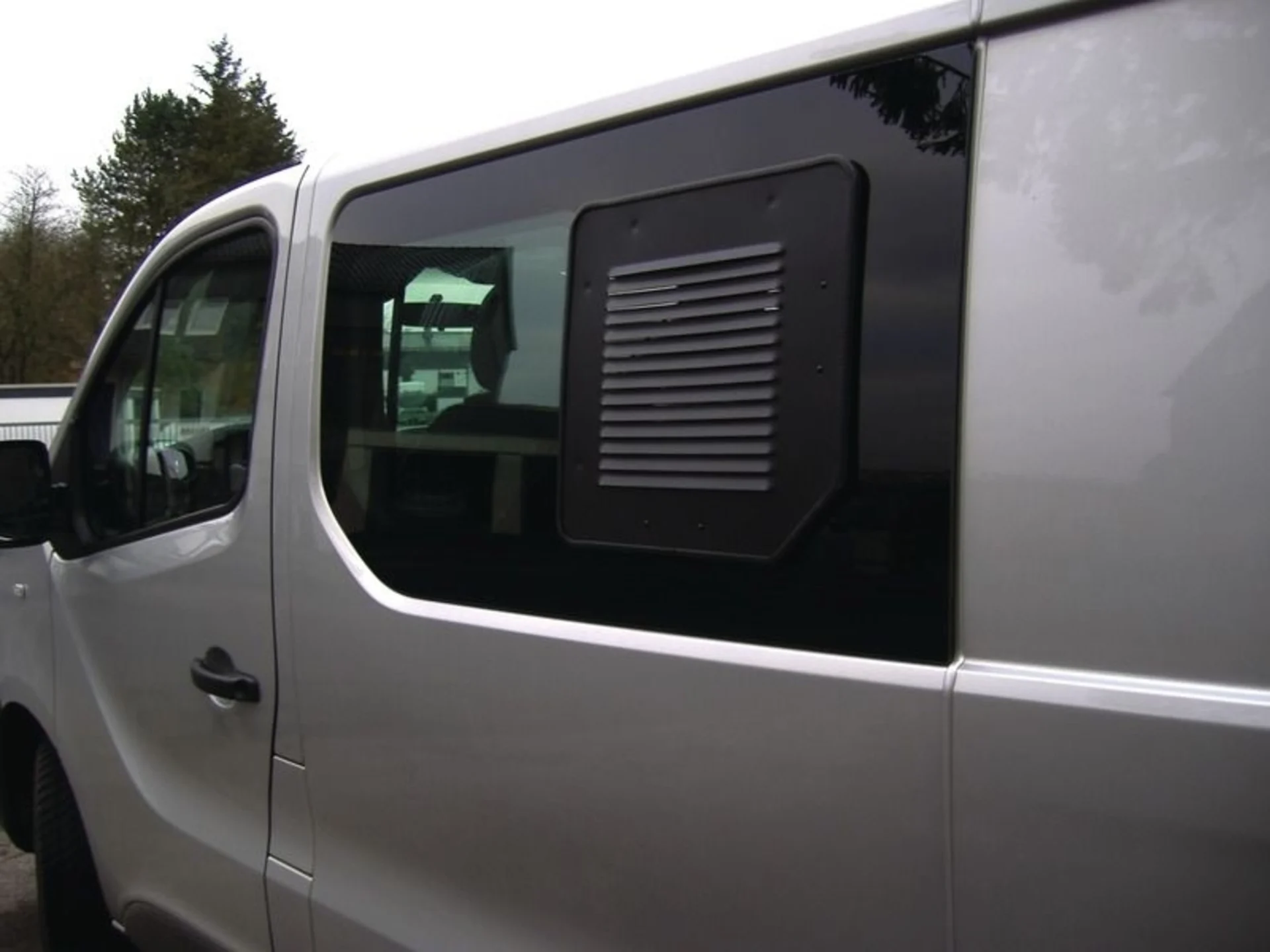Lüftungsgitter und Fenstergitter Set für Renault Trafic und Opel Vivaro ab 2014 (rechts und links)