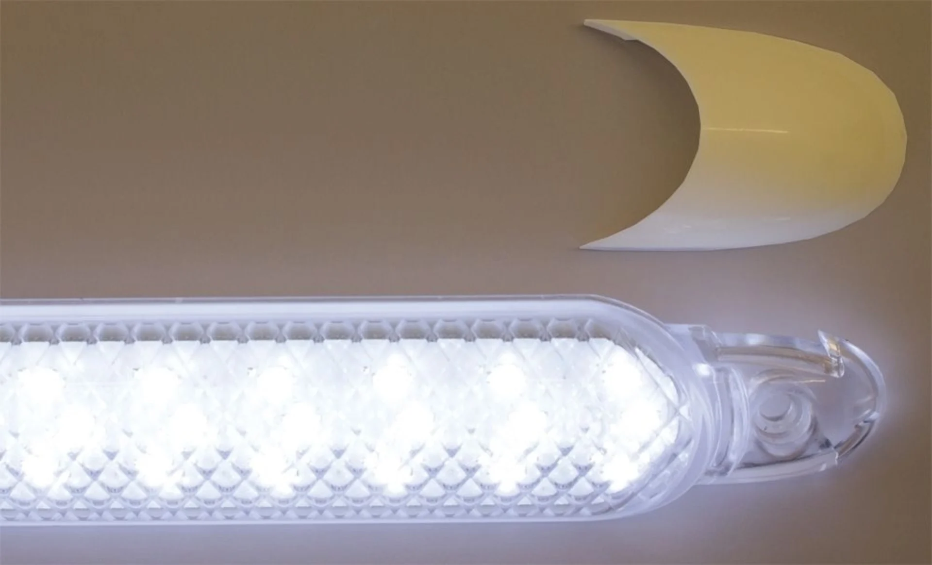 LED Innenleuchte 12 V 61 SMD-LEDs 300 x 25 x 10 mm, IP64, 340 lm LED Innenleuchte 12 V 61 SMD-LEDs 300 x 25 x 10 mm, IP64, 340 lm