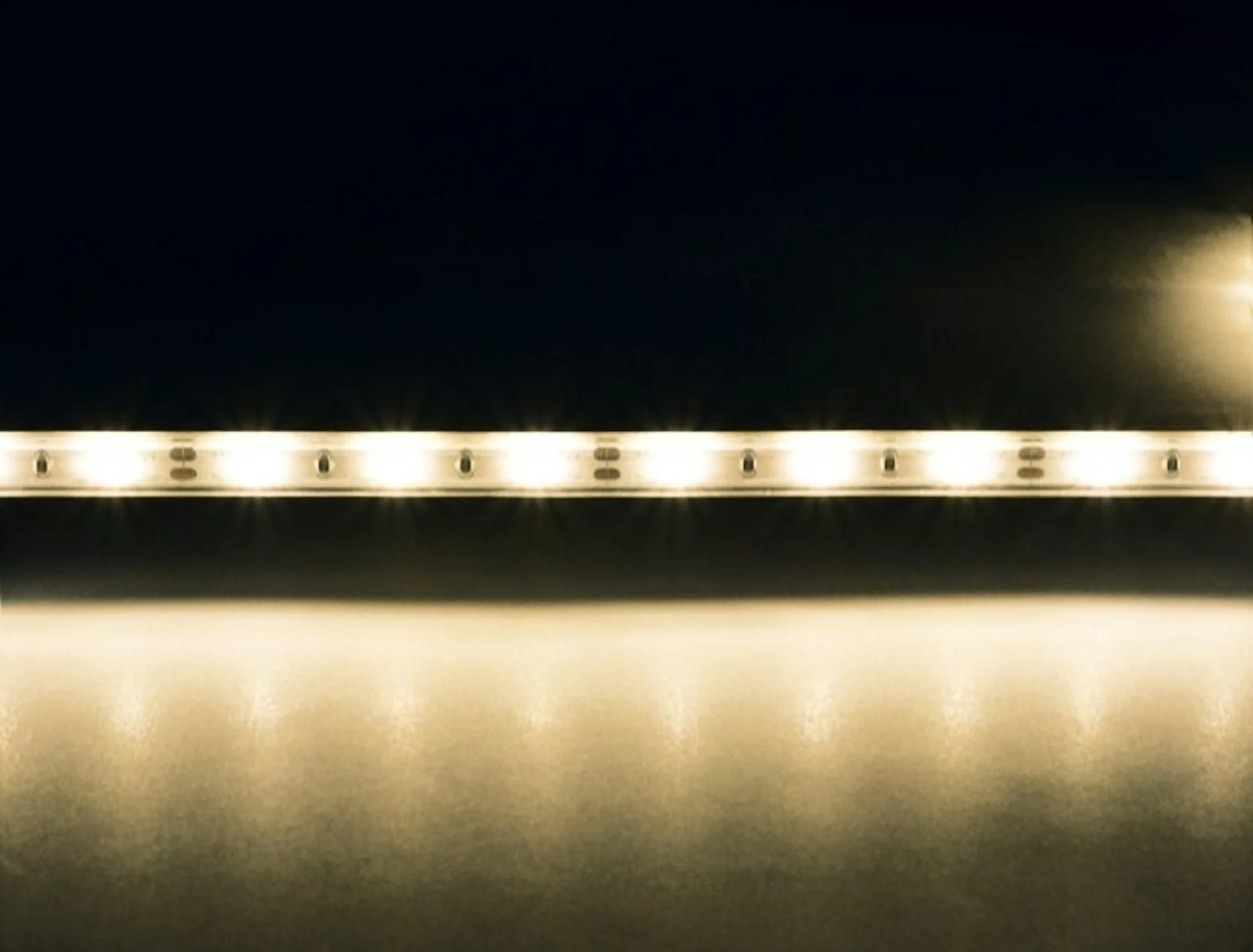 Flexibles, kürzbares und selbstklebendes LED-Lichtband