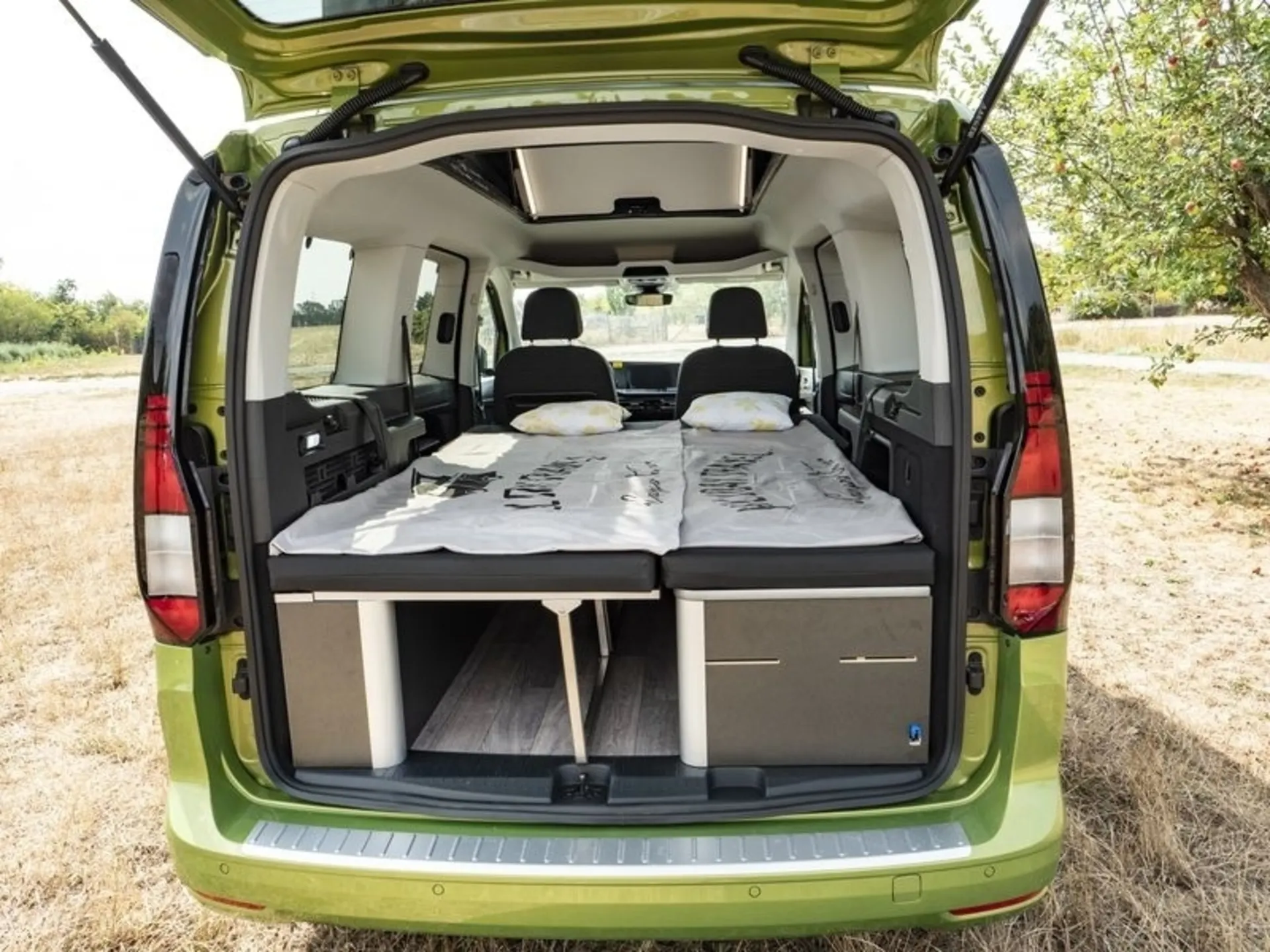 Weekender 2 - Bett mit Klappsitzbank und Möbeldekor Pearl für VW Caddy LR (ab 5/20) / Ford Connect LR (ab 2023)