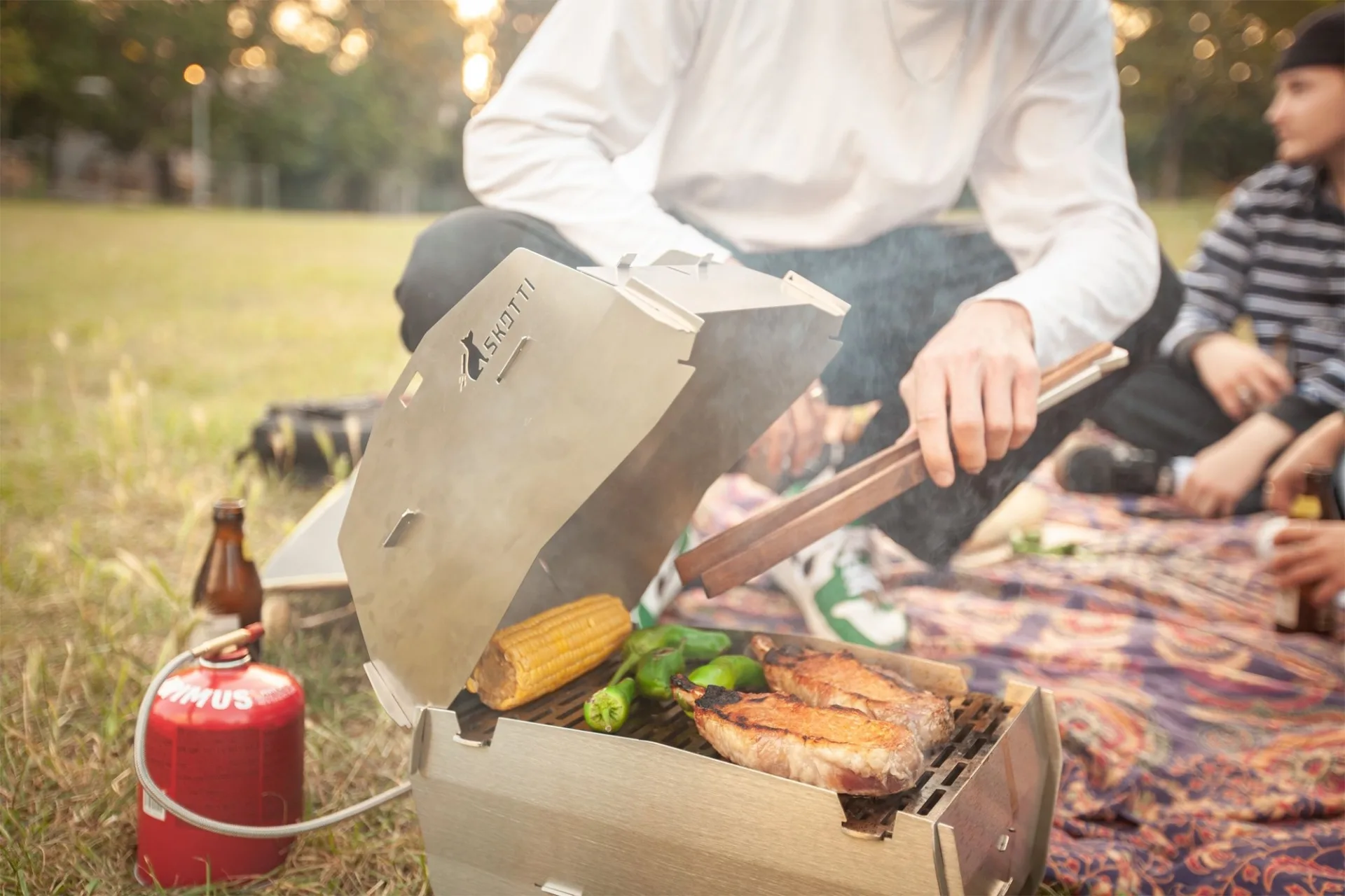 Skotti Grillhaube / Deckel Cap für Skotti Grill inklusive Planentasche und Grillzange Skotti Grillhaube / Deckel Cap für Skotti Grill inklusive Planentasche und Grillzange
