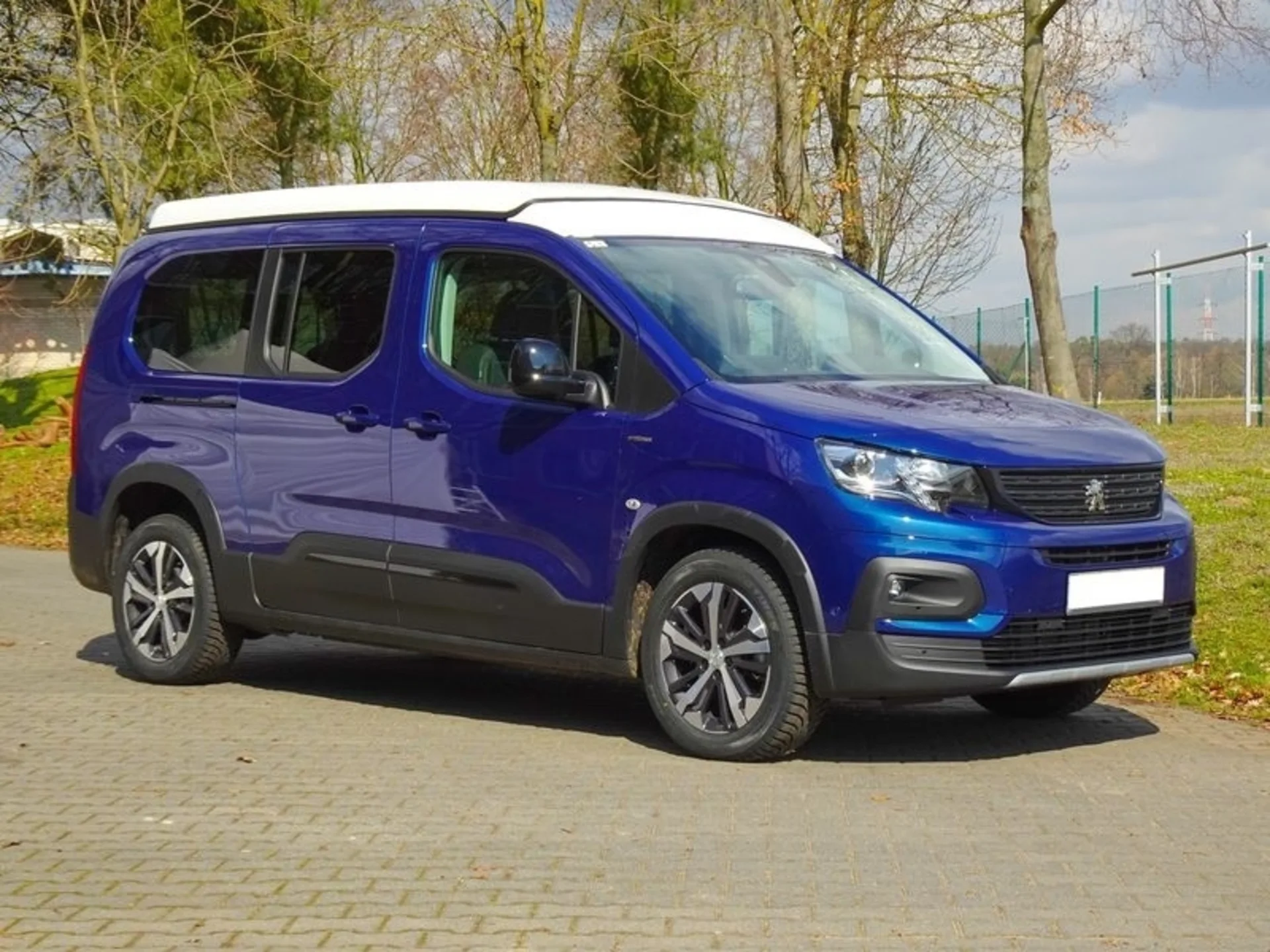 Schlafdach für Citroen Berlingo mit hohem Dach hinten und langem Radstand - inklusive zusätzlichem Bett im Dach und bequemer Stehhöhe