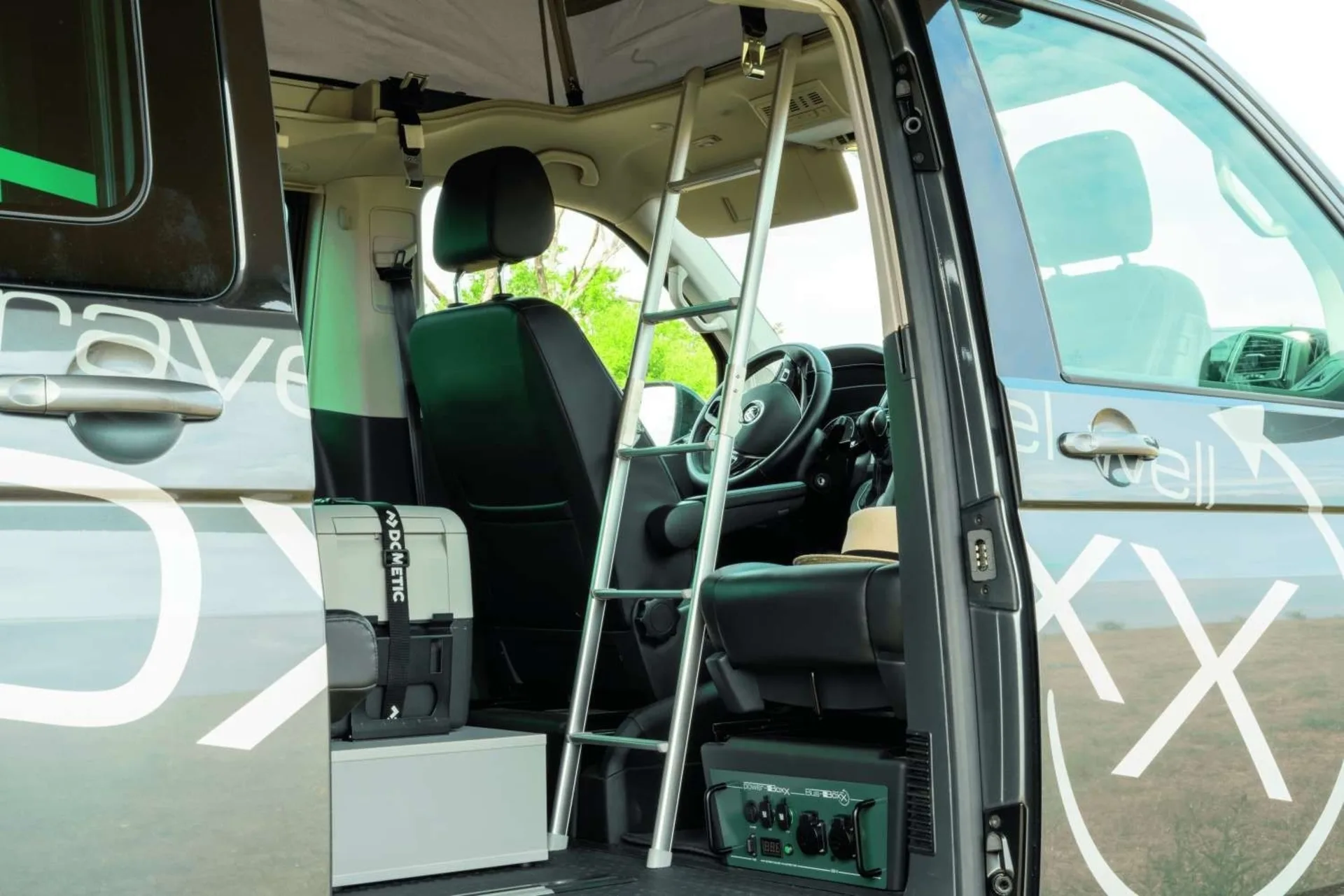 BusBoxx stepBoxx Klappleiter Silber