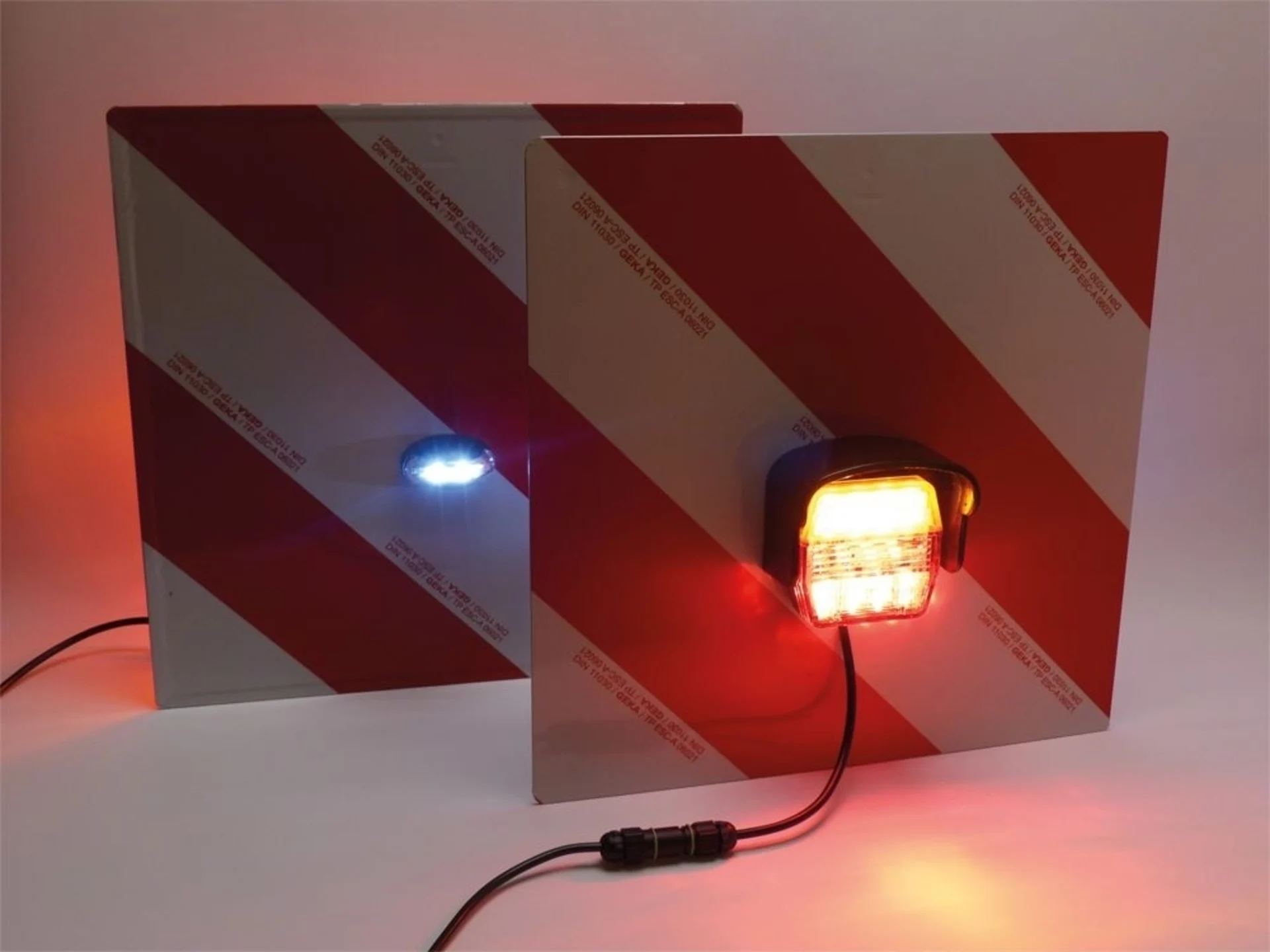 Satz Warntafeln mit LED-Leuchten für Überbreite