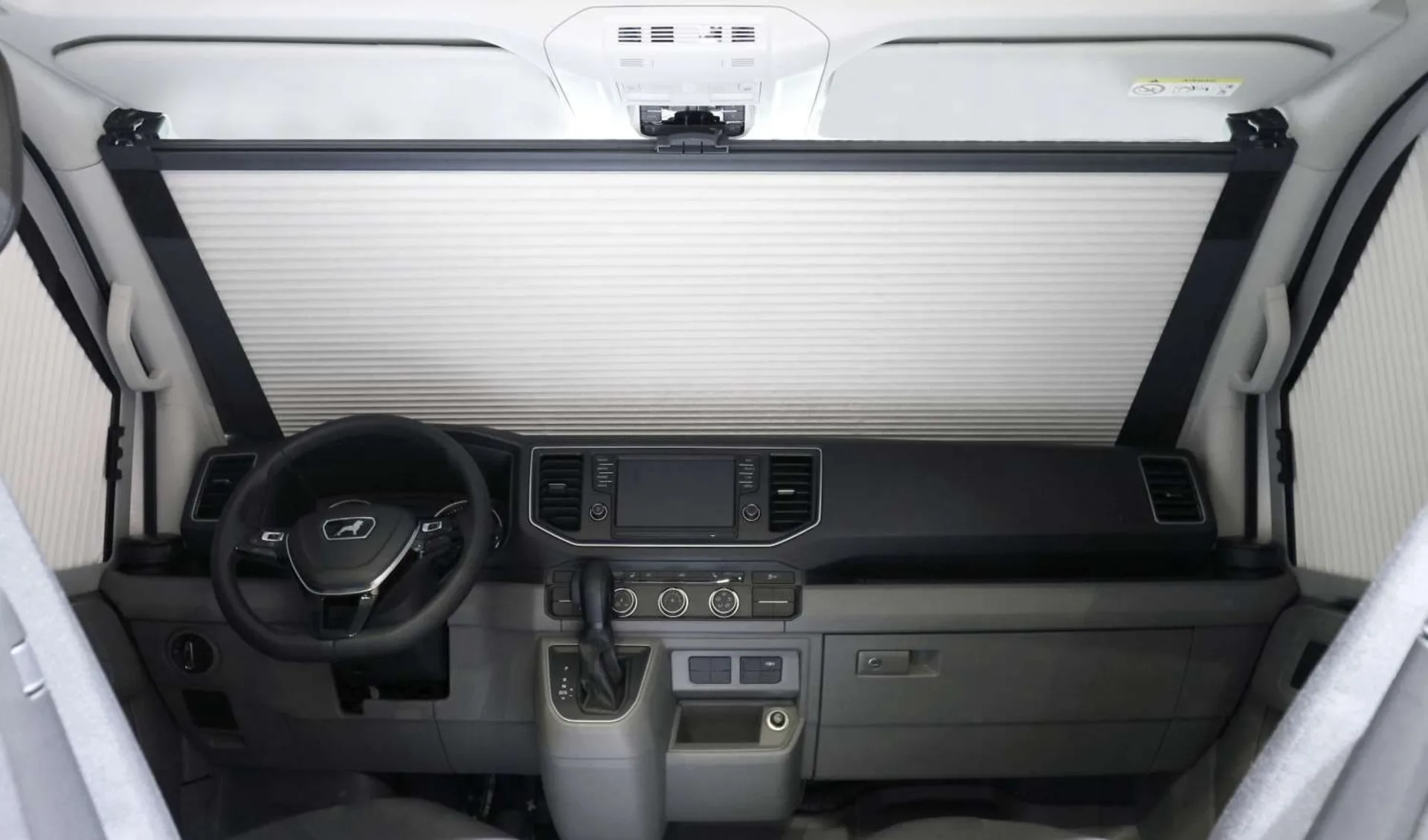 REMIfront V Frontverdunklung VW Crafter ab 2019 / vertikal / Fahrzeug mit Ablagefach oben / Rahmen grau / Plissee hellgrau