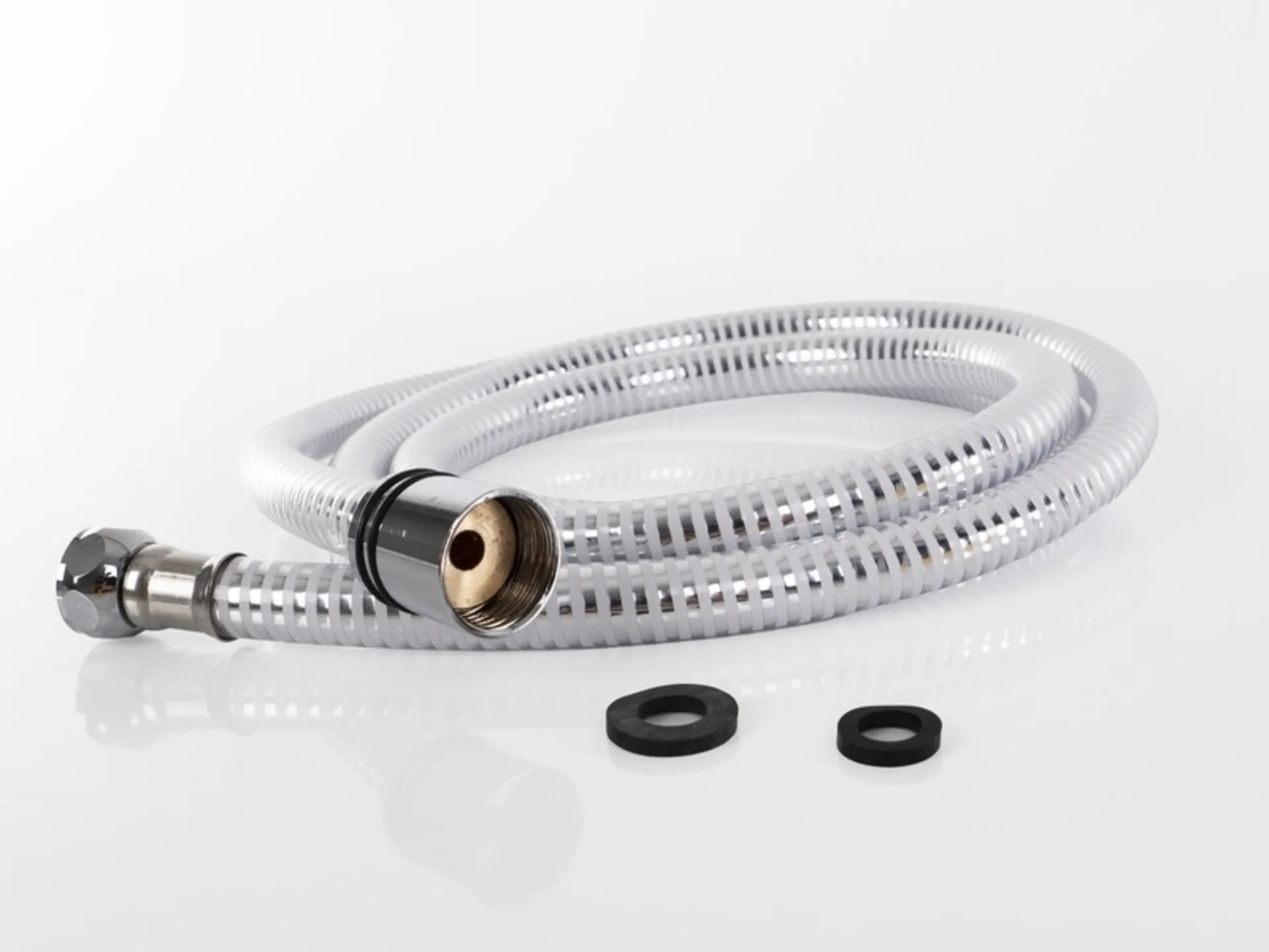 Tuyau de douche blanc de 1.6 m de long, raccords 3/8 pouces et 1/2 pouces Tuyau de douche blanc de 1.6 m de long, raccords 3/8 pouces et 1/2 pouces