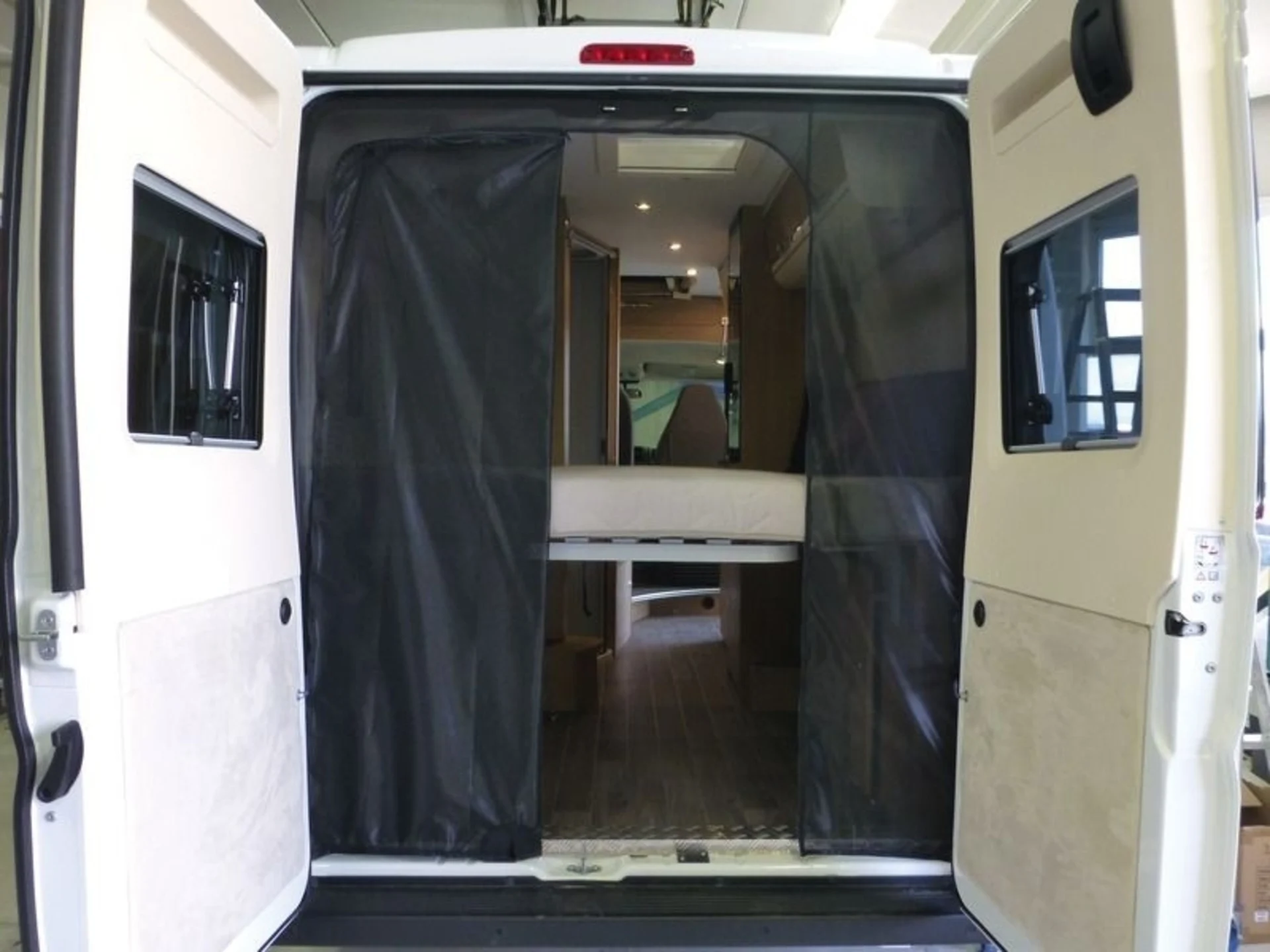 Moskitonetz für Heckklappe Fiat Ducato und baugleiche Typen ab 2007 mit Zugang/Fenster