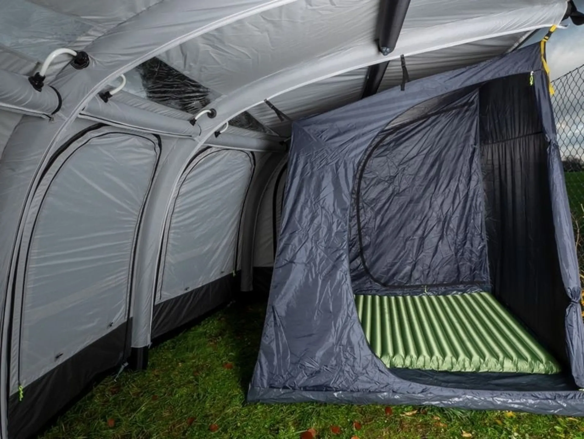 Matelas gonflable pour 2 personnes avec pompe à pied intégrée - 138 x 200 cm