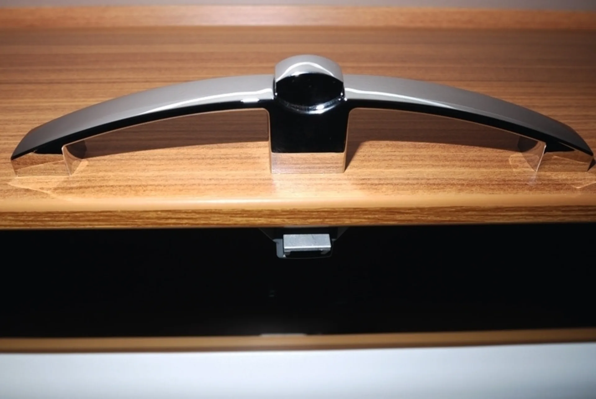 Poignée à bouton-poussoir en chrome brillant avec fonction d'ouverture en appuyant sur un bouton