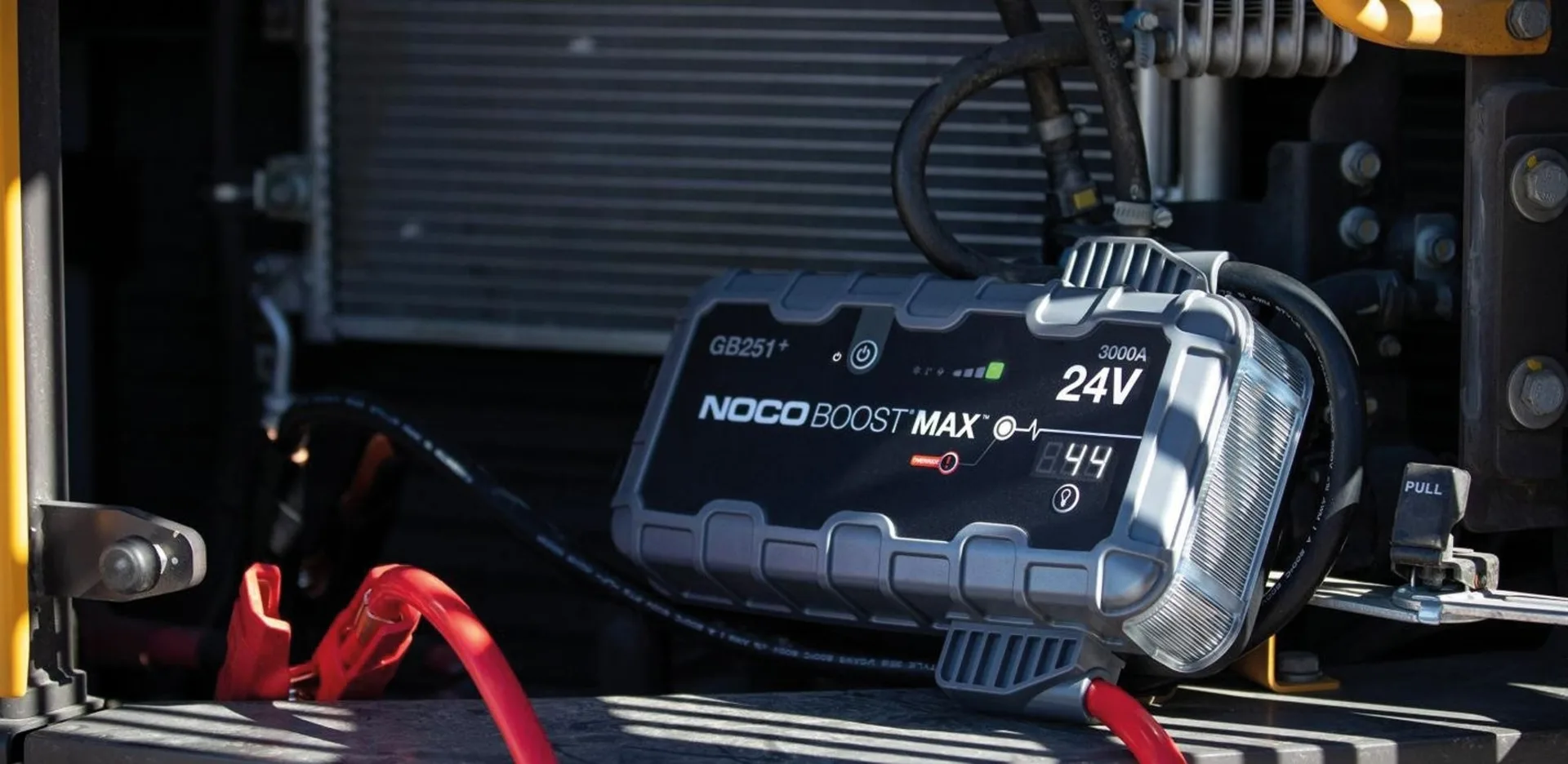 Noco - Boost Max Jump Starter 24 V 3’000 A, mit 12 V 15 A Ausgang und 2x USB 316 x 150 x 94 mm, IP65 Noco - Boost Max Jump Starter 24 V 3’000 A, mit 12 V 15 A Ausgang und 2x USB 316 x 150 x 94 mm, IP65