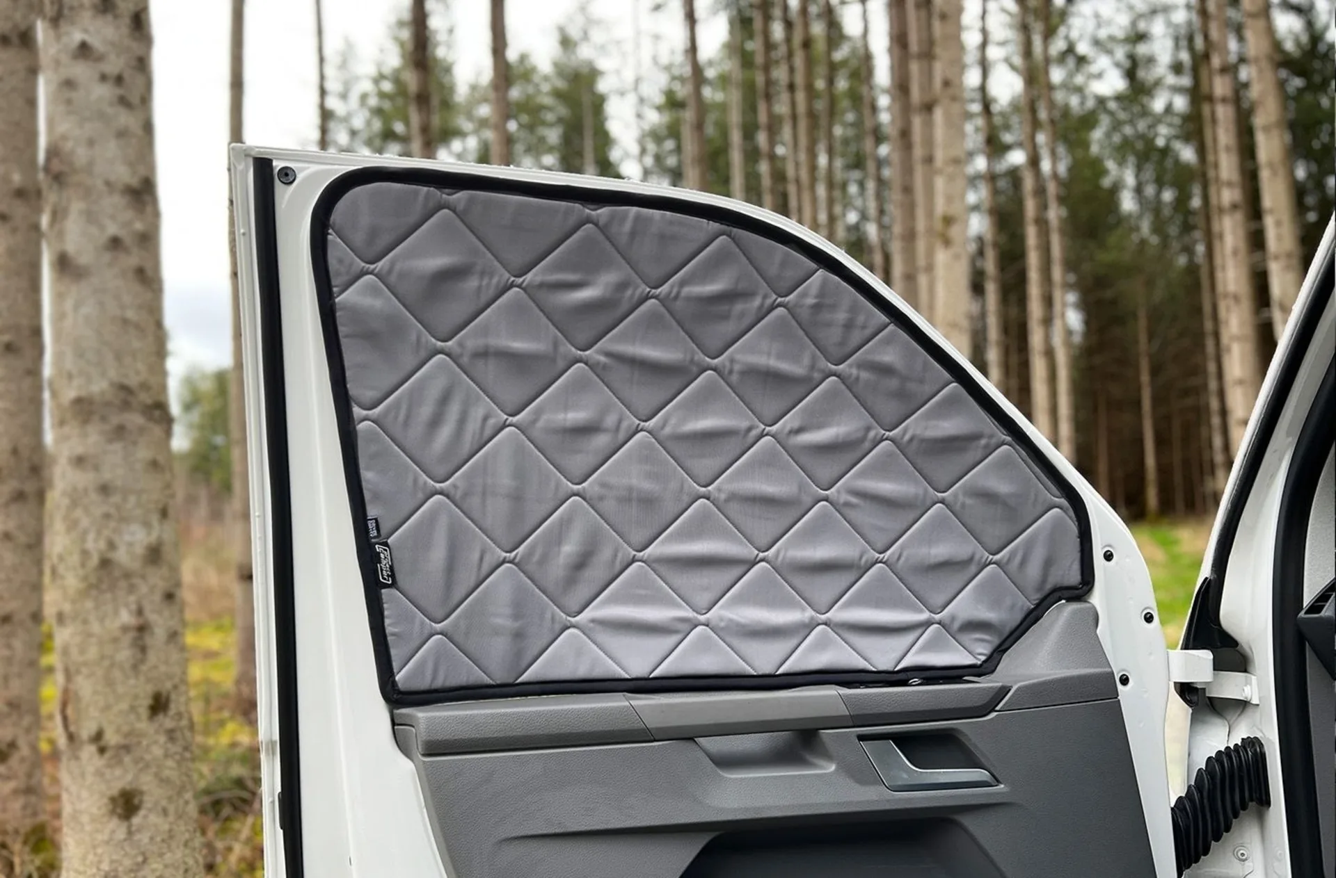 Ensemble de tapis thermiques magnétiques DriveDressy pour le cockpit de la Ford Nugget (à partir de 2019) Ensemble de tapis thermiques magnétiques DriveDressy pour le cockpit de la Ford Nugget (à partir de 2019)