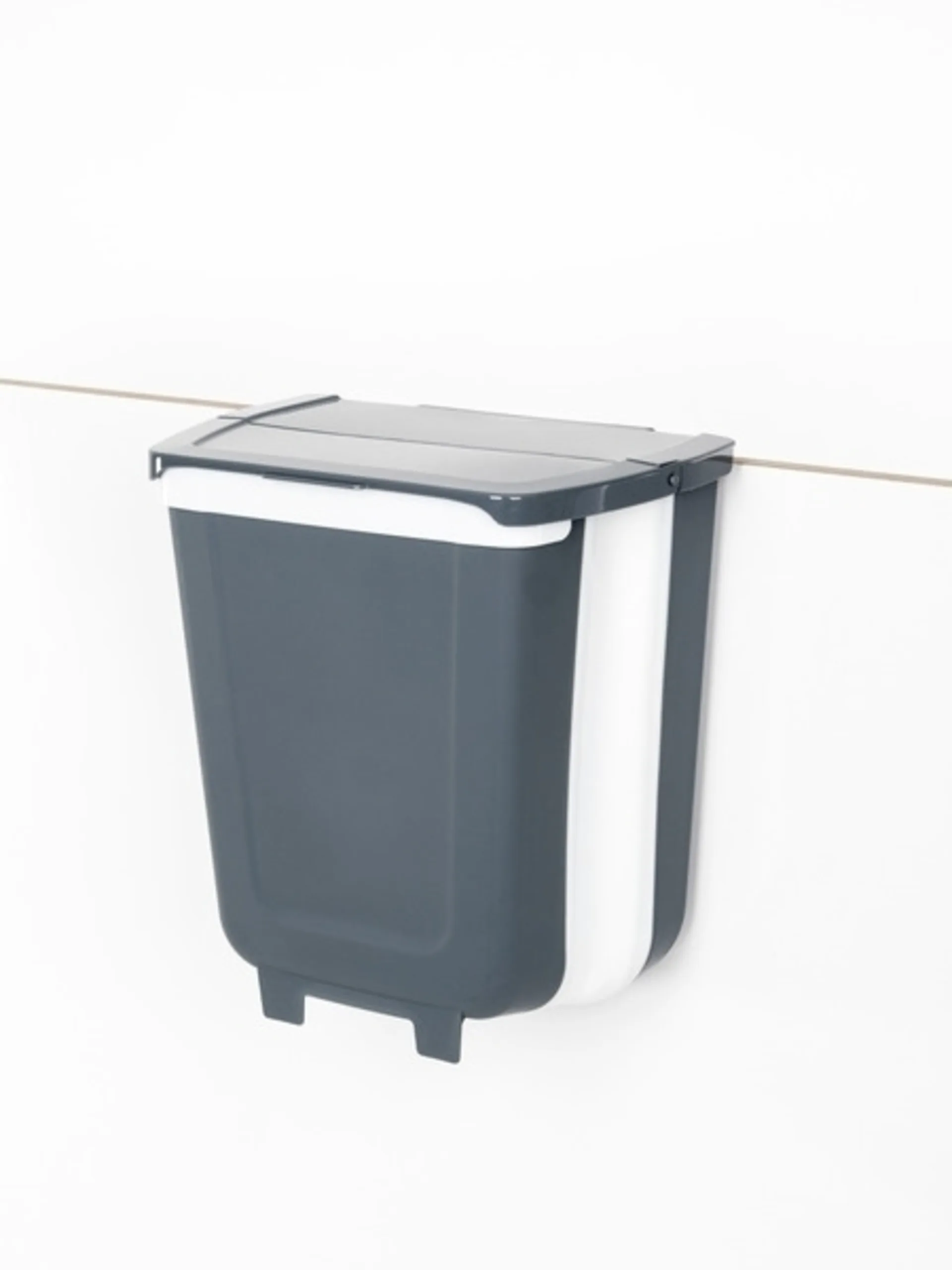 Poubelle pliable avec couvercle à accrocher - 8 litres Poubelle pliable avec couvercle à accrocher - 8 litres