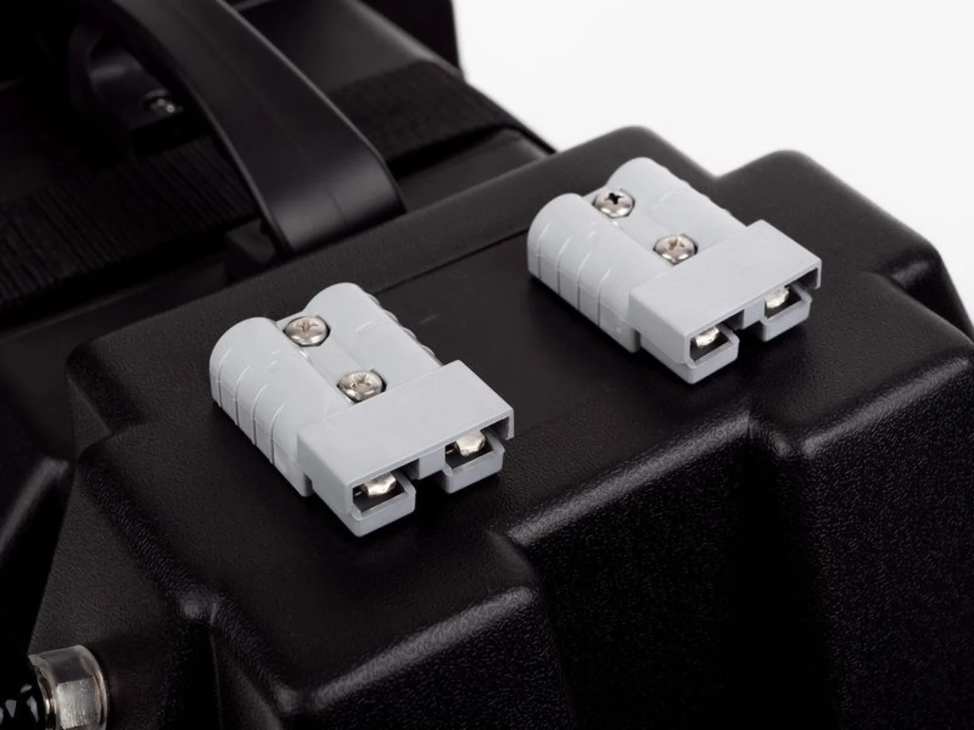 Carbest Batteriebox Energy-Station mit Aussenklemmen und Multifunktionsanschlüssen