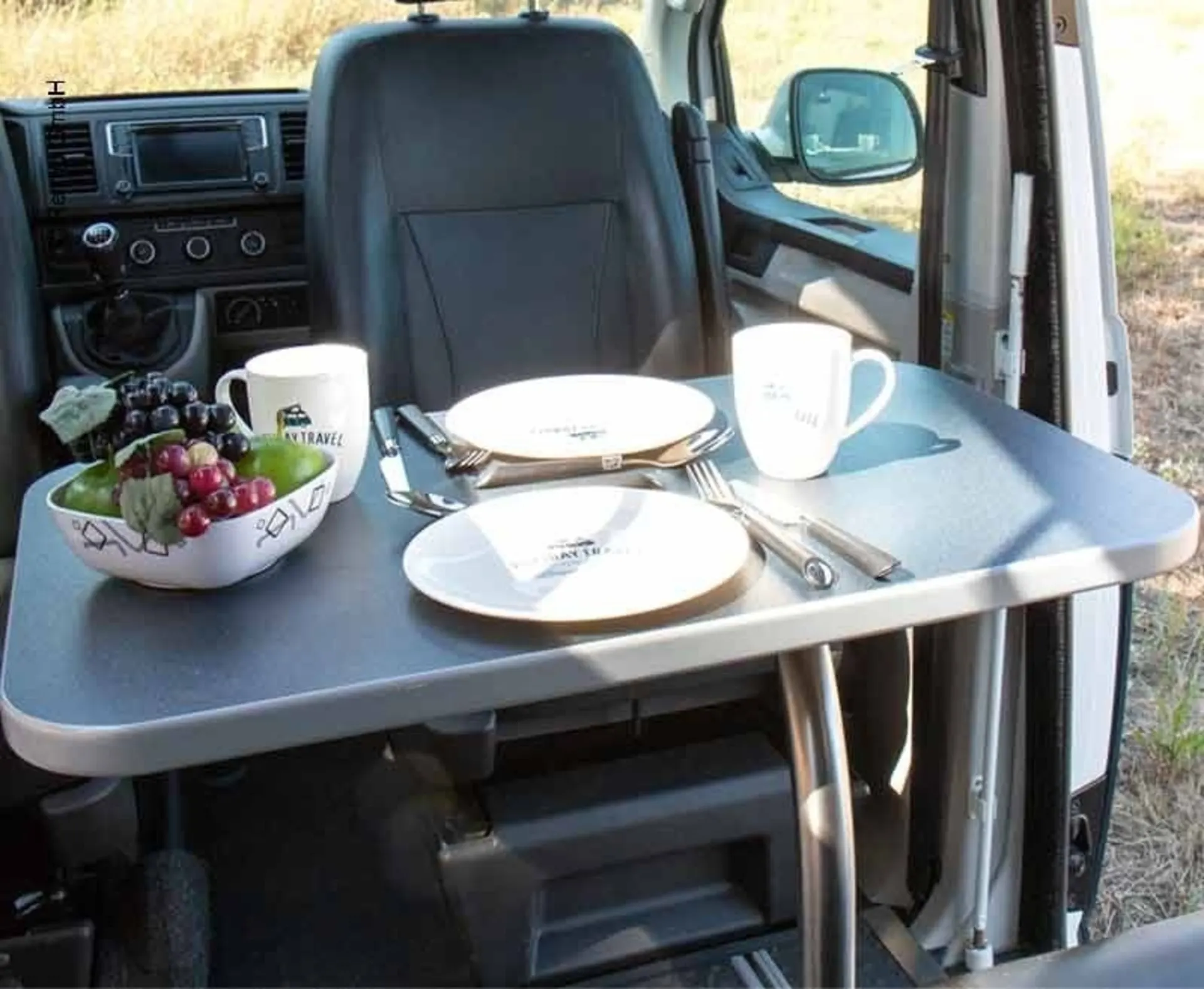 Installation de table de luxe avec piètement de table pivotant en anthracite pour VW T6/5, y compris support mural et pied de table rabattable