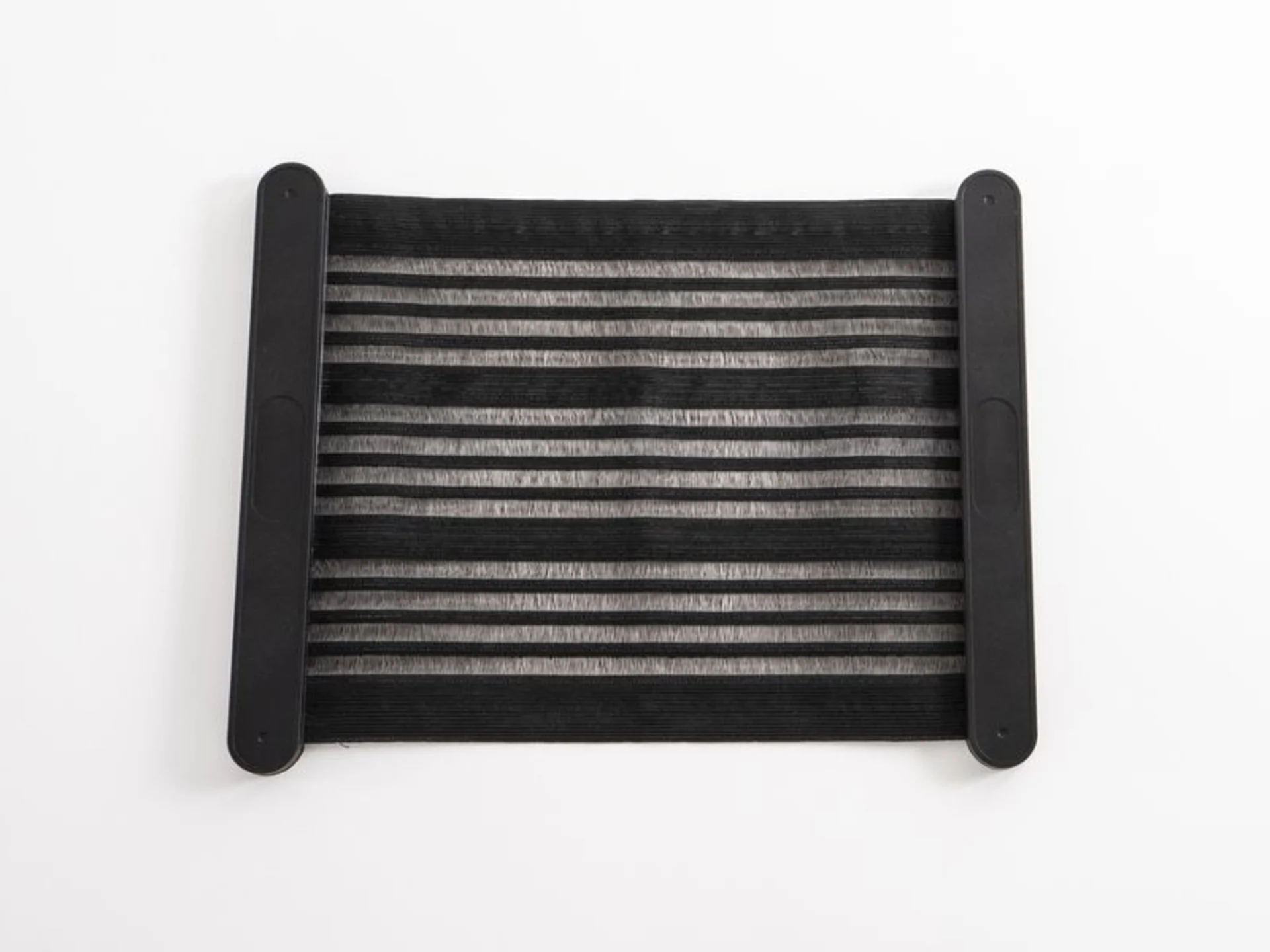 Schwarzes Ablagenetz mit 35 cm Stauraum